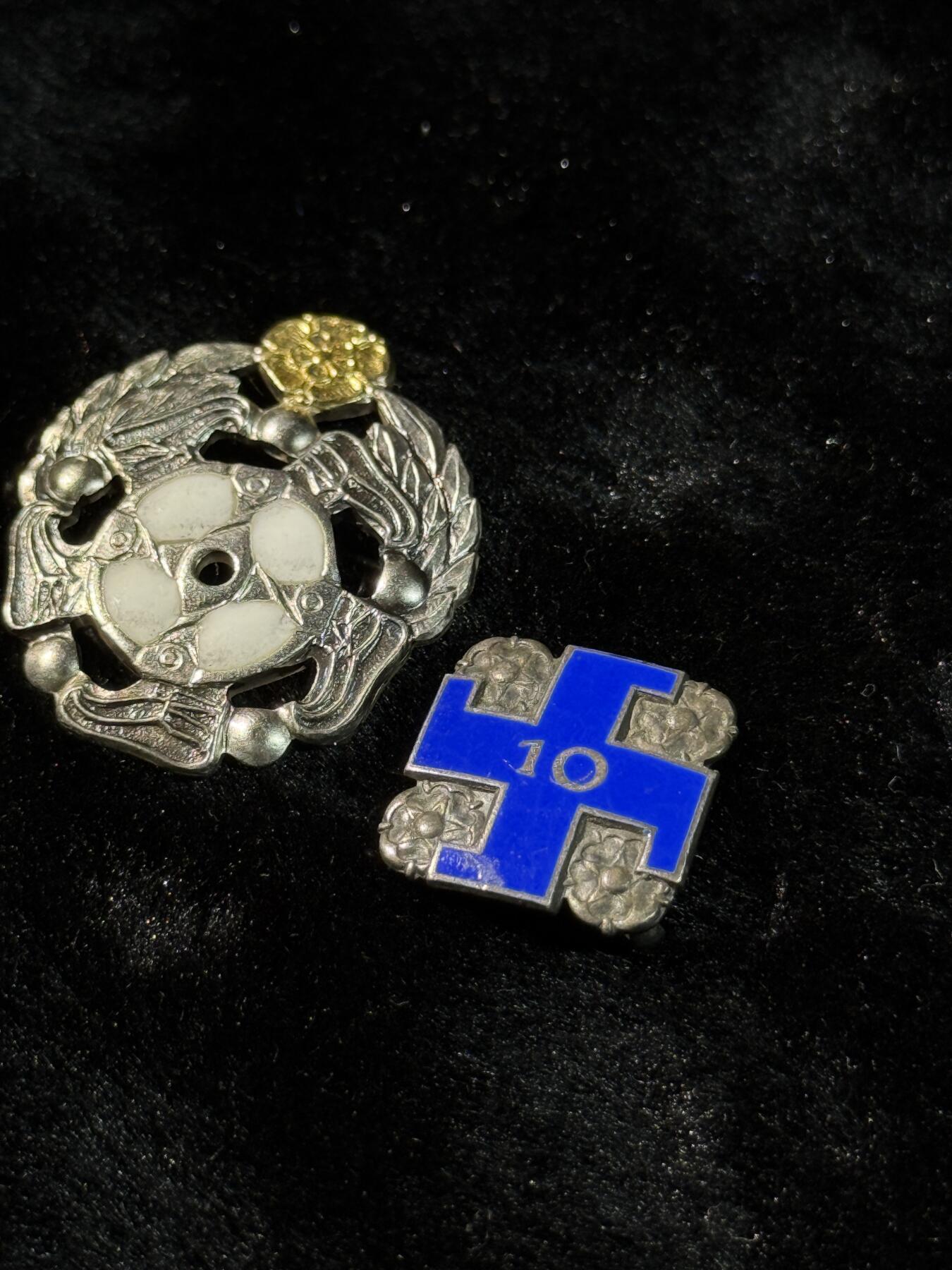 戎马世界章牌大赏第110期 左：芬兰 体育联盟银级功勋奖章 授予15年长期服务且表现出色  6克 右： 芬兰 洛塔斯瓦德（妇女志愿国防组织）10周年服务证章 银制珐琅带号