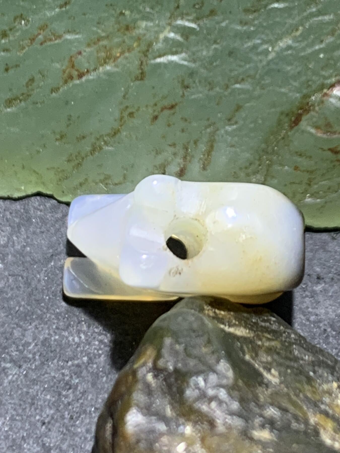 精美海洋玉髓手工雕刻灵鼠吊坠一颗