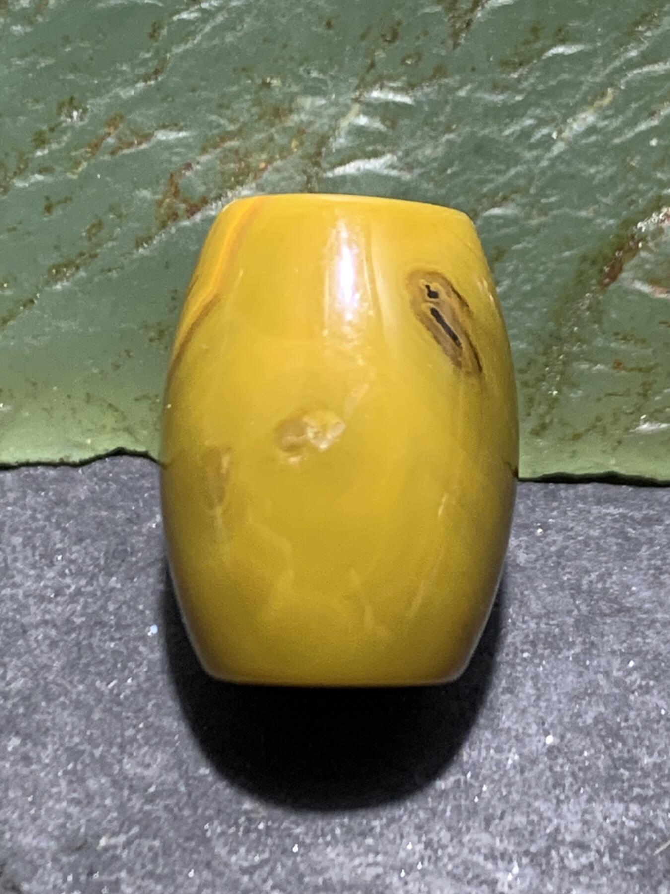 精美鸡油黄拉丝料战国红玛瑙桶珠一颗