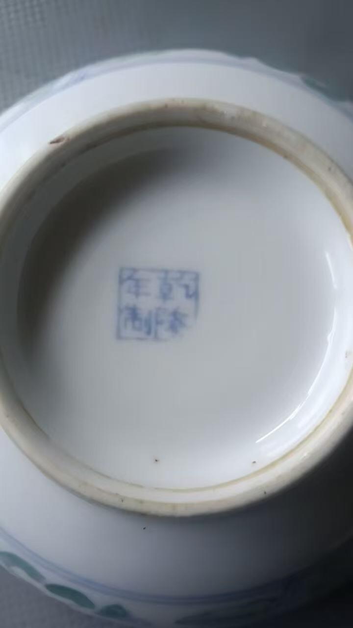 粉彩花卉纹大碗