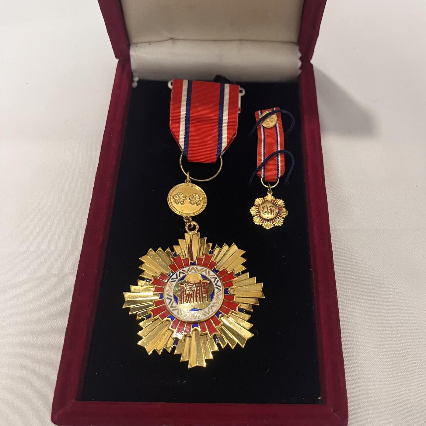 韵星假日拍卖第三十八期 -- Rimey Holidays Auction 38 二等服务奖章，带原盒与略章一套，担任公职二十年获得