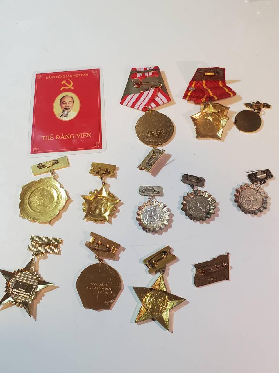韵星假日拍卖第三十八期 -- Rimey Holidays Auction 38 越南越战老兵河内首都干部潘顺（与下一套为夫妻）全套 -- 二级独立勋章带略（第三高级勋章）一级抗战勋章带略 胡志明河内纪念奖章 河内市首都建设奖章 河内建设30年奖章 三枚越战战时白铜版本优秀士兵奖章 为教育事业服务奖章 师团奖章 荣军、社福，劳动部奖章 河内五十年大会代表证章 党代会出席证 非常齐全由原主流出 部分章打有军工厂厂标 一套品相等级材质兼具的套章 