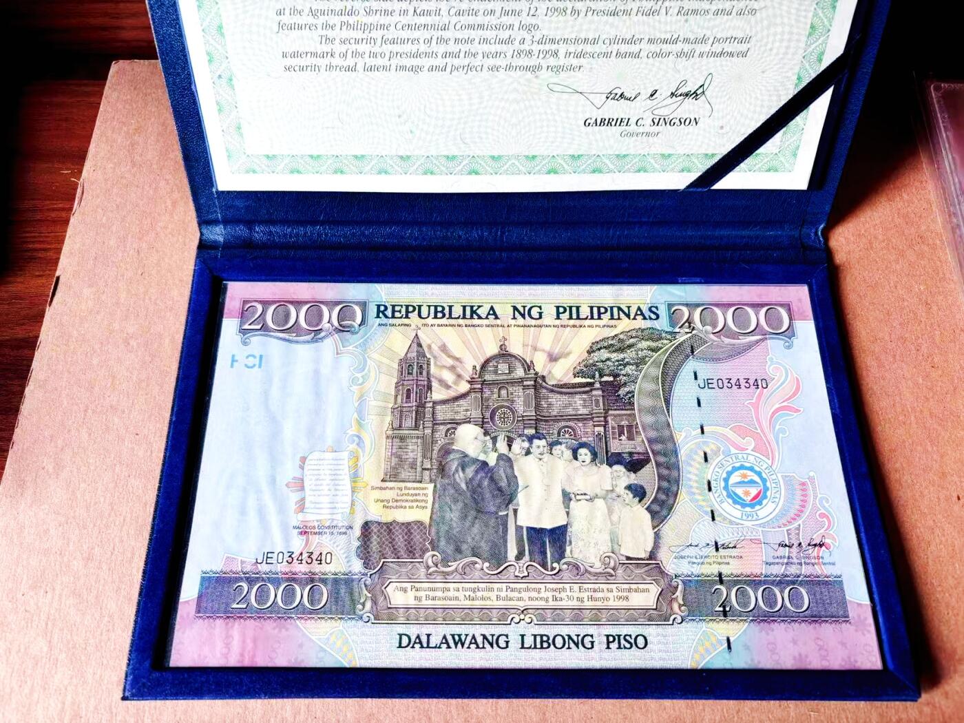 【Blue Auction】世界纸币精拍第779期——18级TOP拍卖/信誉/品质/专业/高效💫 【带证书带册】菲律宾 1998年2000比索 UNC- （轻微荧光 对于这张纸币正常现象普遍都有）大票幅