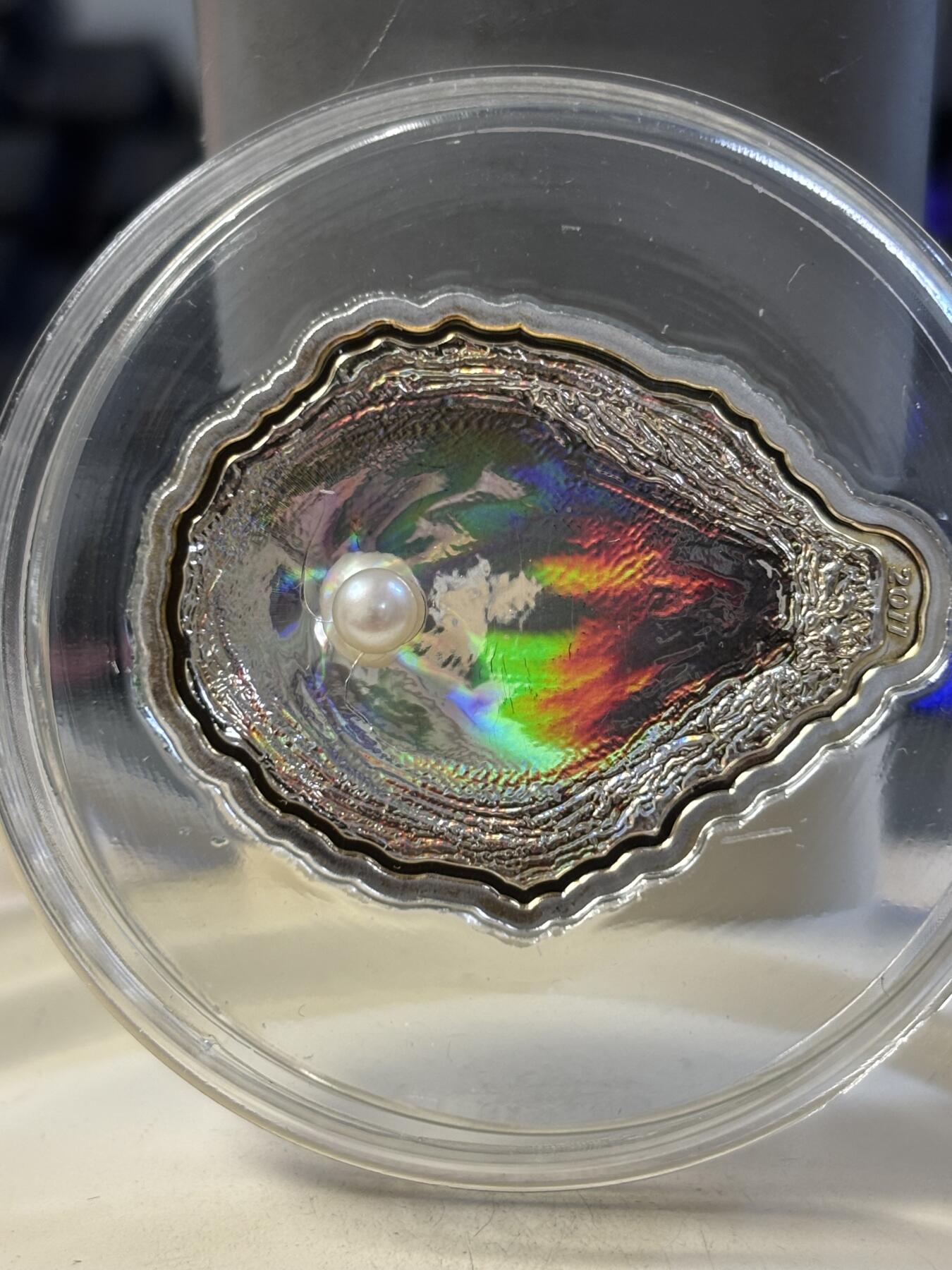 第189期拍卖 获奖帕劳2011年玉蚌含珠镶嵌珍珠异形纪念银币，25克，925银，发行2500枚