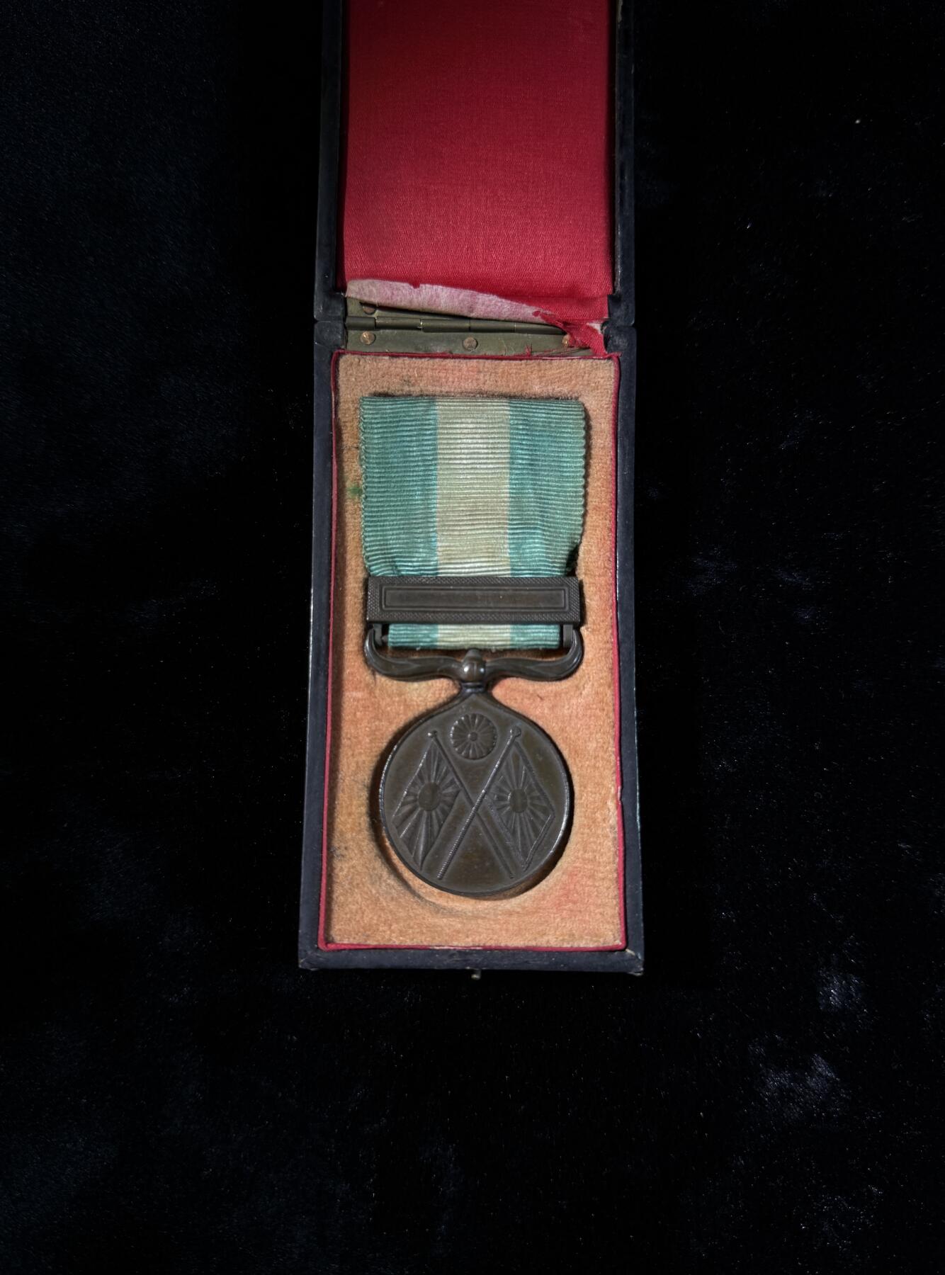 戎马世界章牌大赏第110期 勿忘国耻！日本甲午从军记章，盒子有损