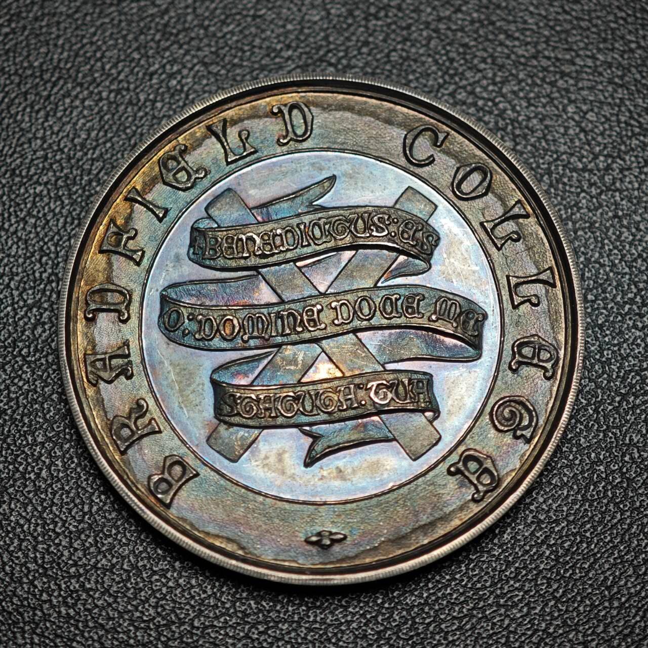 金瓯小拍第三期 古今币章 银价专场 英国布拉德菲尔德大学银章 重25.8克直径38.7mm 浓郁包浆黑中透金