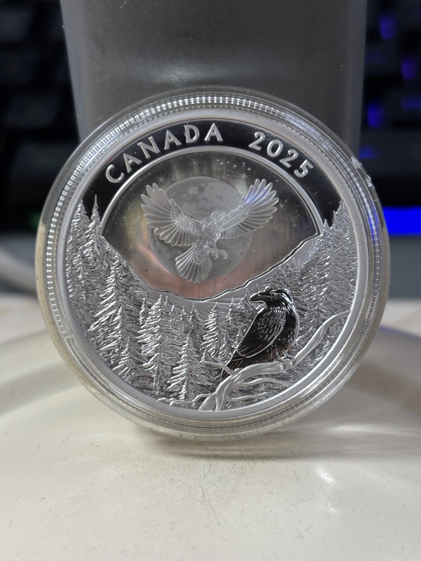 第189期拍卖 加拿大2025年月空下的乌鸦1盎司全息幻彩精制纪念银币，999银，发行7500枚