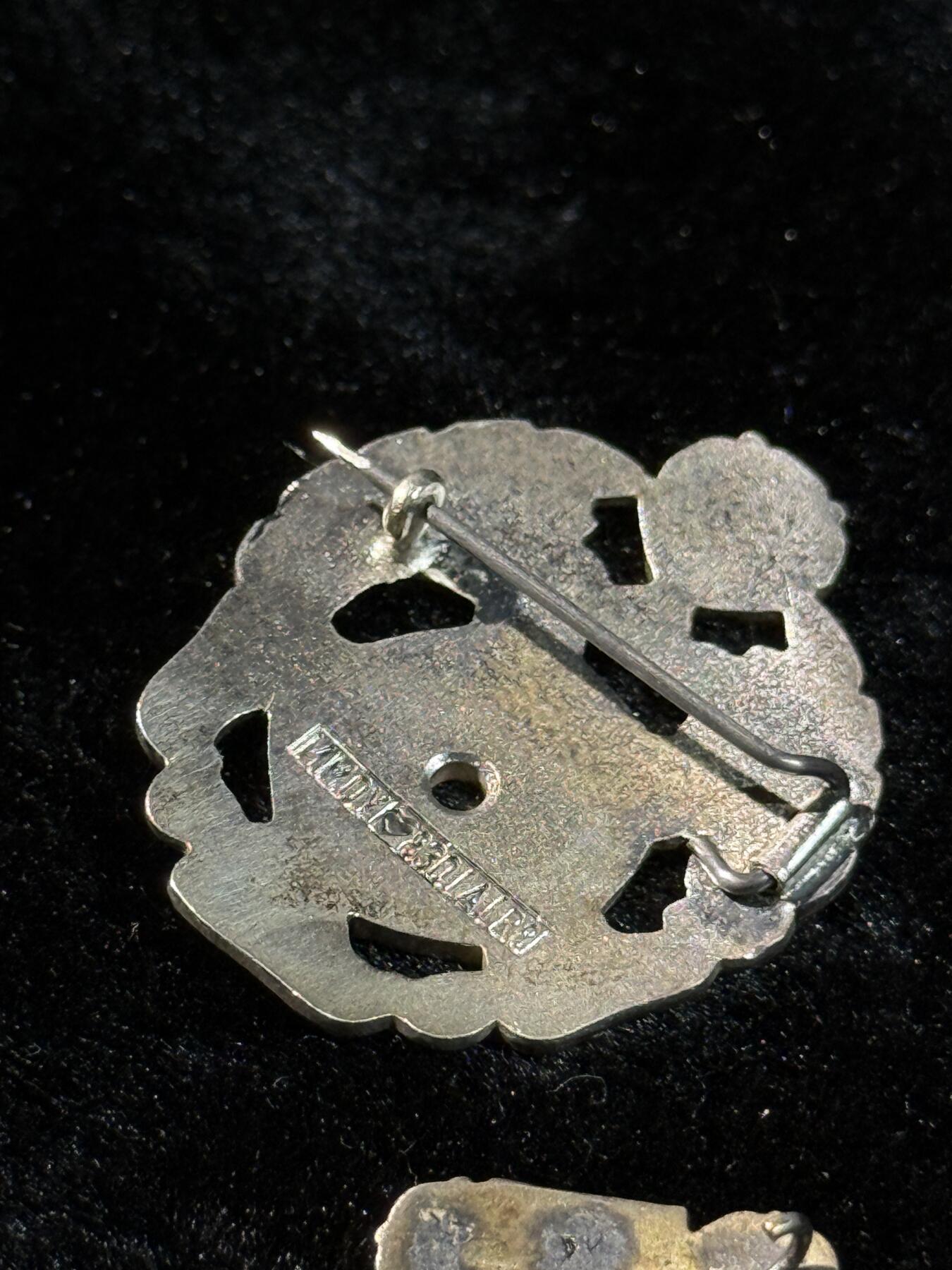 戎马世界章牌大赏第110期 左：芬兰 体育联盟银级功勋奖章 授予15年长期服务且表现出色  6克 右： 芬兰 洛塔斯瓦德（妇女志愿国防组织）10周年服务证章 银制珐琅带号