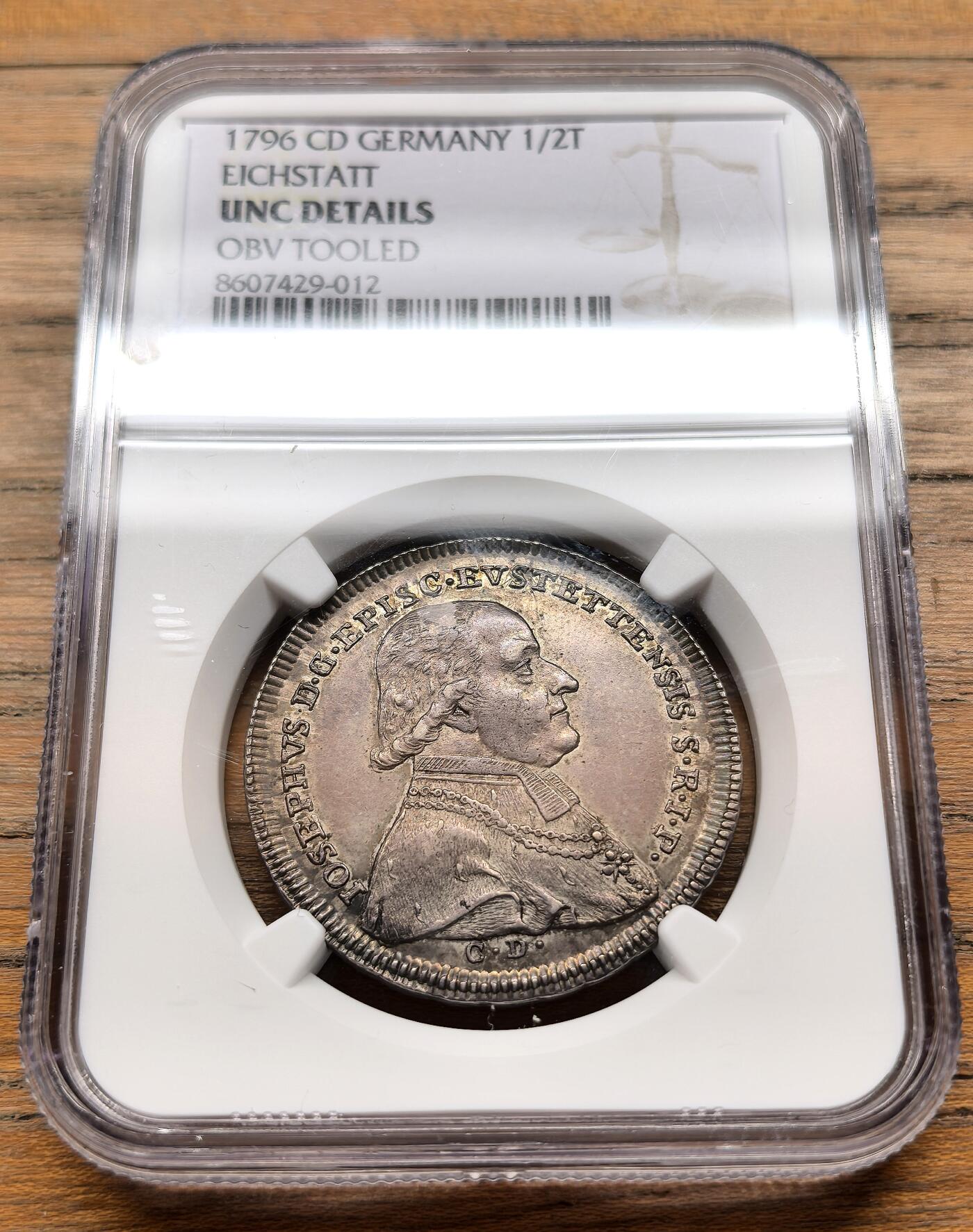 凡希社世界钱币微拍第三百十九期 1796神罗艾希施泰特主教区半泰勒银币NGC-UNCD，实物状态和包浆都相当优秀，没分不太理解。币面为主教约瑟夫·冯·施泰因的侧面胸像，币背铸主教纹章，属于神圣罗马帝国末期宗教领地货币的珍稀品种。