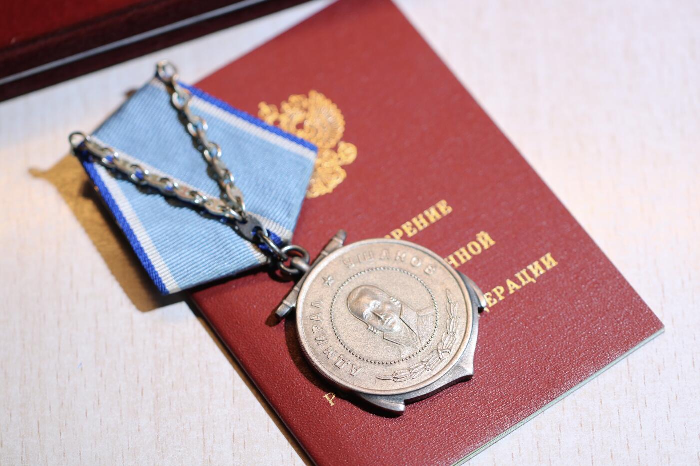 大猫徽章拍卖 第287期 俄联邦外绶乌沙科夫奖章，因参与北极航线护航授予英国皇家海军水兵，得主曾在君权号战列舰等战舰服役，证书普京印签