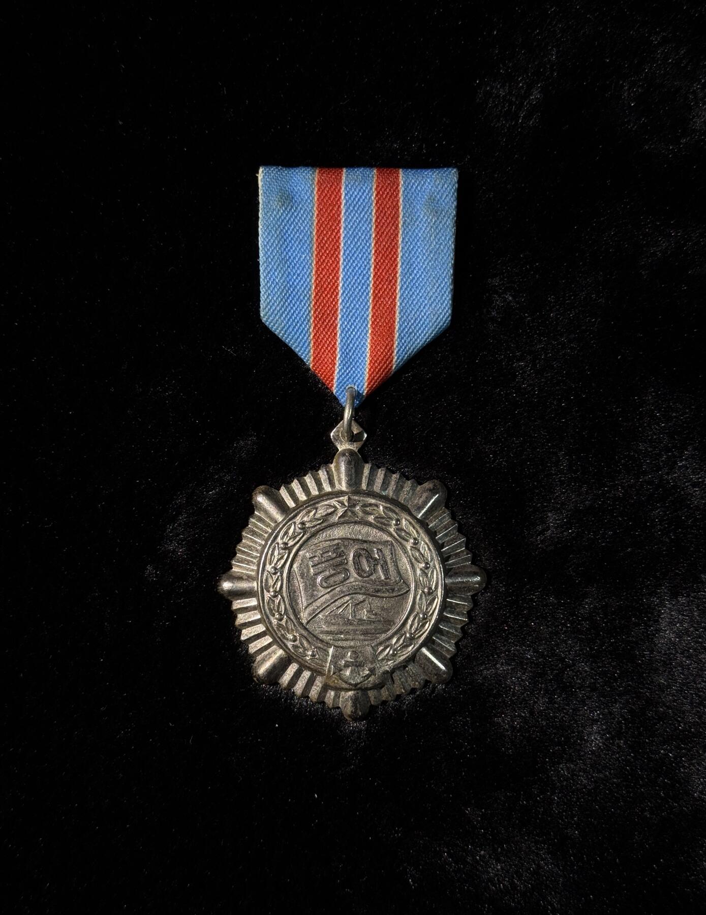 戎马世界章牌大赏第110期 朝鲜二级水产荣誉勋章，上挂后配