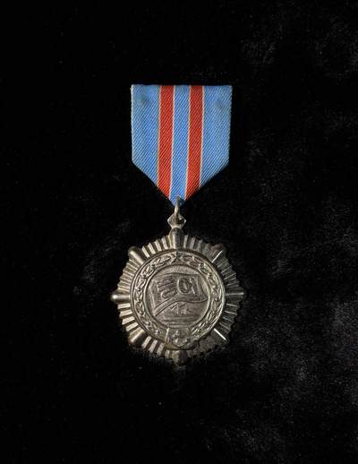 戎马世界章牌大赏第110期 - 朝鲜二级水产荣誉勋章，上挂后配