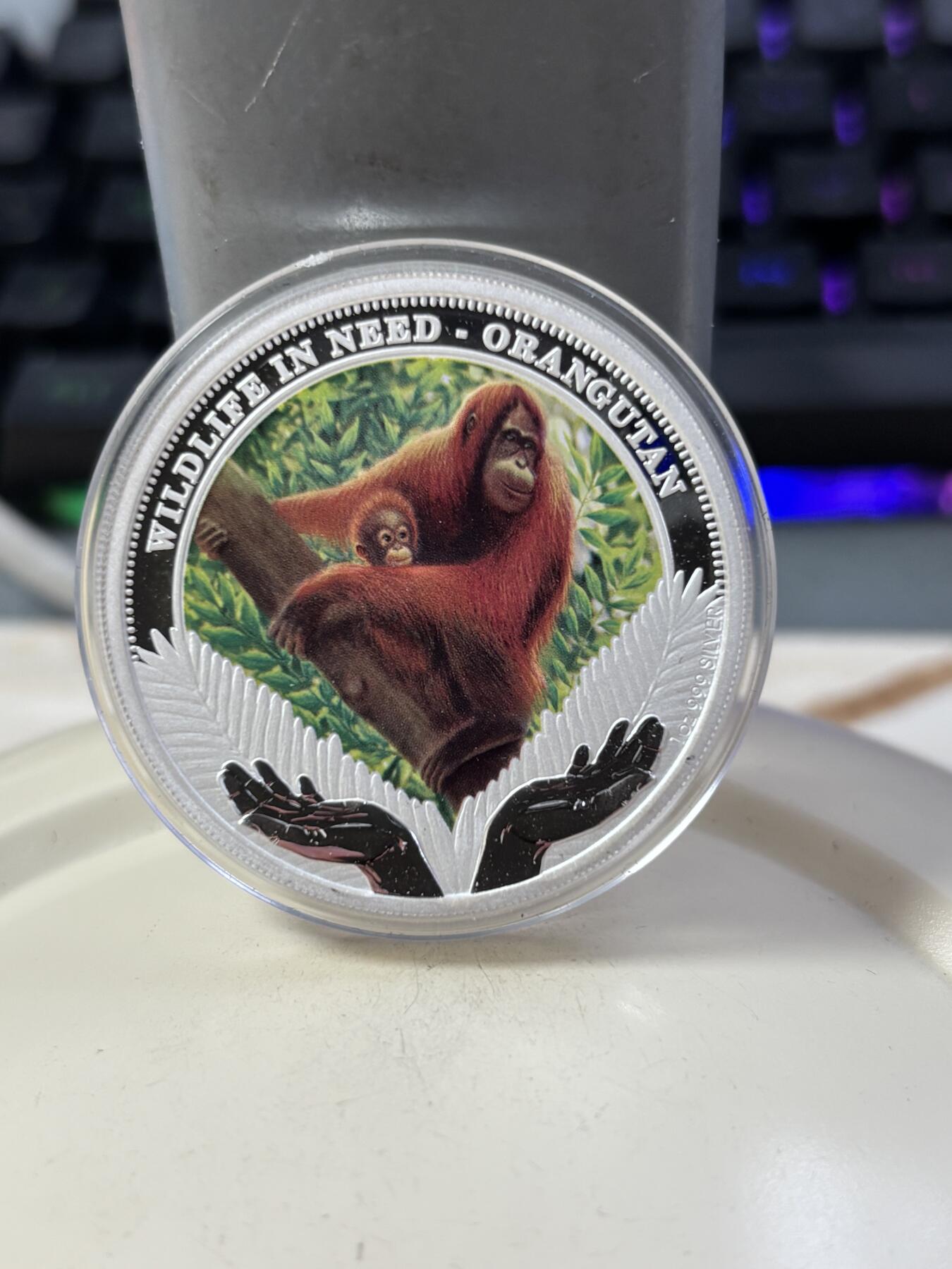 第189期拍卖 图瓦卢2011年野生动物保护2大猩猩1盎司彩色银币，999银，发行5000枚，有白斑