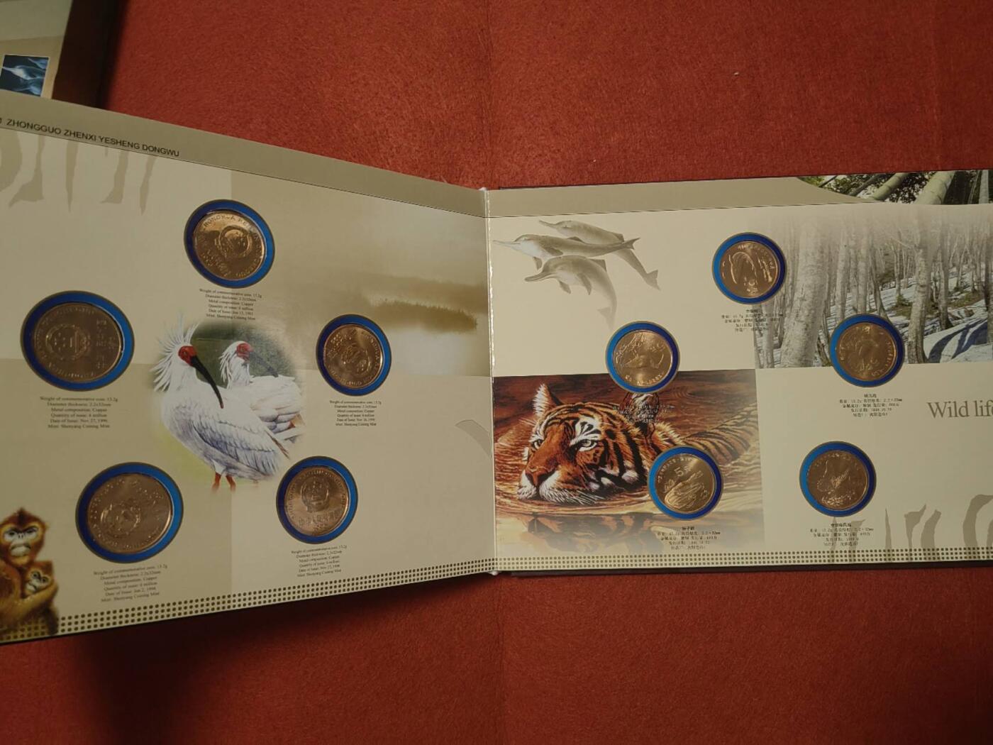 洪涛臻品批发群 精选邮票限时拍卖第1237期  中国珍惜野生动物流通纪念币*银片珍藏册  书籍内包含一套全新的 中国珍惜野生动物纪念币10枚一套（真币），Ag999银制邮票2g/枚，共10枚，共20g纯银制邮票。限量发行1万册，统一售价1200元。具有一定的收藏价值和投资价值，喜欢不要错过，《本拍品包邮发货》