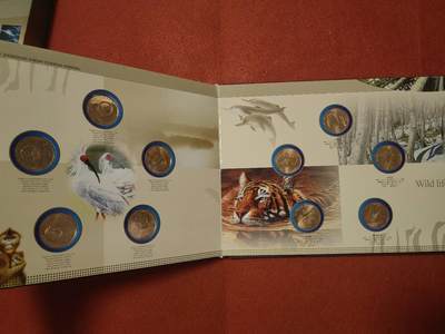 洪涛臻品批发群 精选邮票限时拍卖第1272期  中国珍惜野生动物流通纪念币*银片珍藏册  书籍内包含一套全新的 中国珍惜野生动物纪念币10枚一套（真币），Ag999银制邮票2g/枚，共10枚，共20g纯银制邮票。限量发行1万册，统一售价1200元。具有一定的收藏价值和投资价值，喜欢不要错过，《本拍品包邮发货》