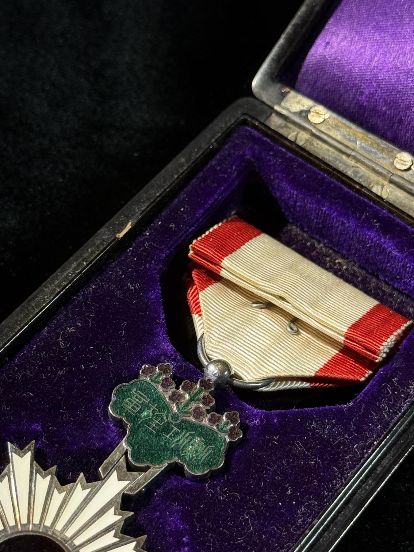 戎马世界章牌大赏第110期 日本勋六等旭日章，银制，盒子盒扣缺失，上挂缺少挂钩