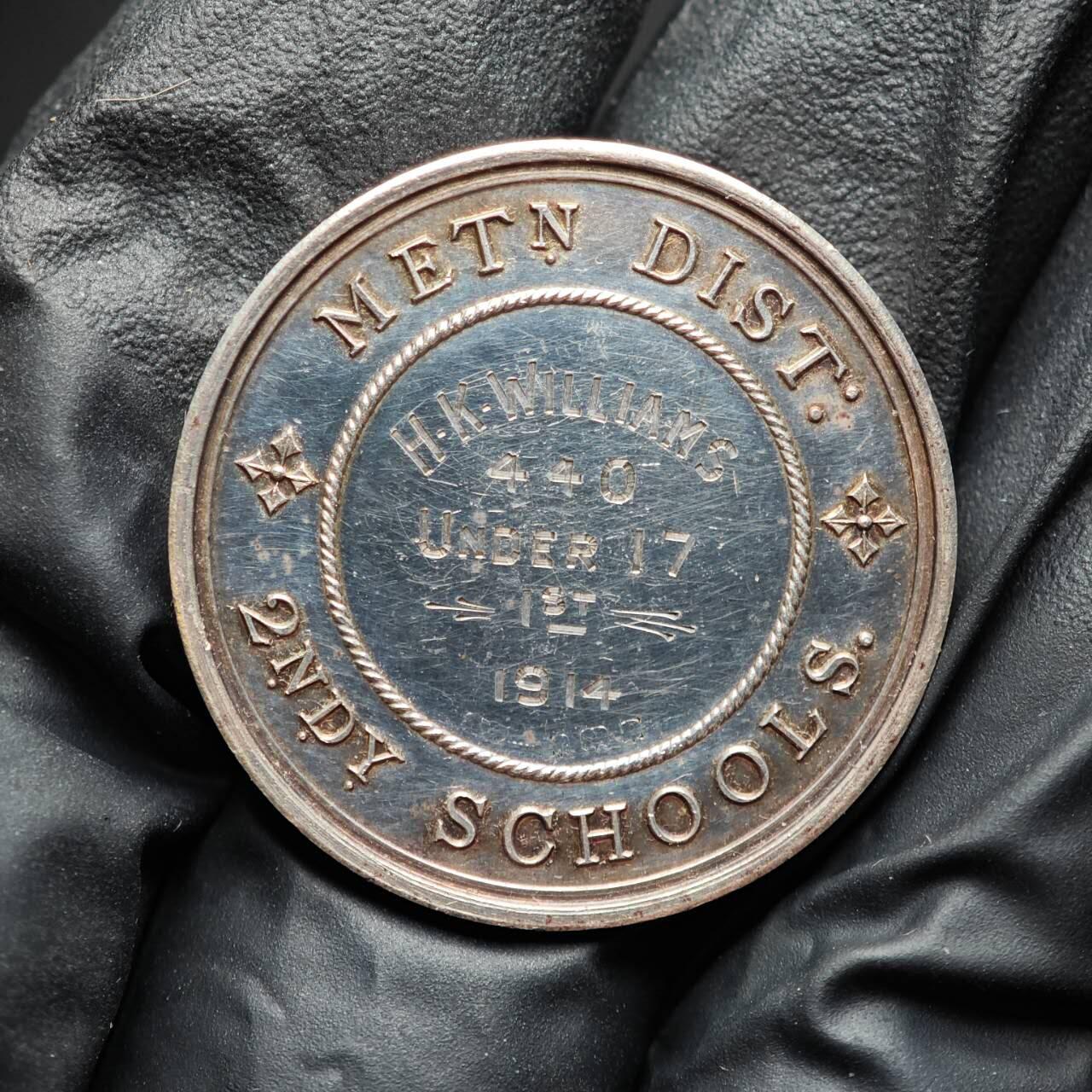 金瓯小拍第三期 古今币章 银价专场 英国大都会中学银章1914年 重20.2克直径32mm 镜面带刻字