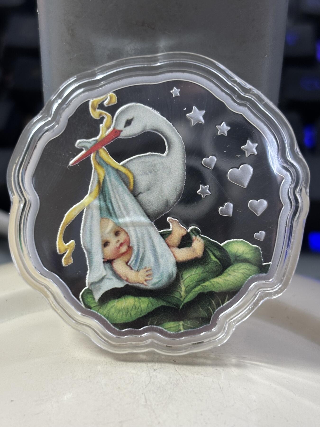 第189期拍卖 喀麦隆2020年送子鸟新生婴儿多边形彩色纪念银币，999银，16.81克，发行999枚，有起泡