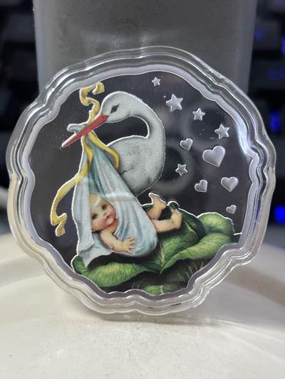 第189期拍卖 - 喀麦隆2020年送子鸟新生婴儿多边形彩色纪念银币，999银，16.81克，发行999枚，有起泡