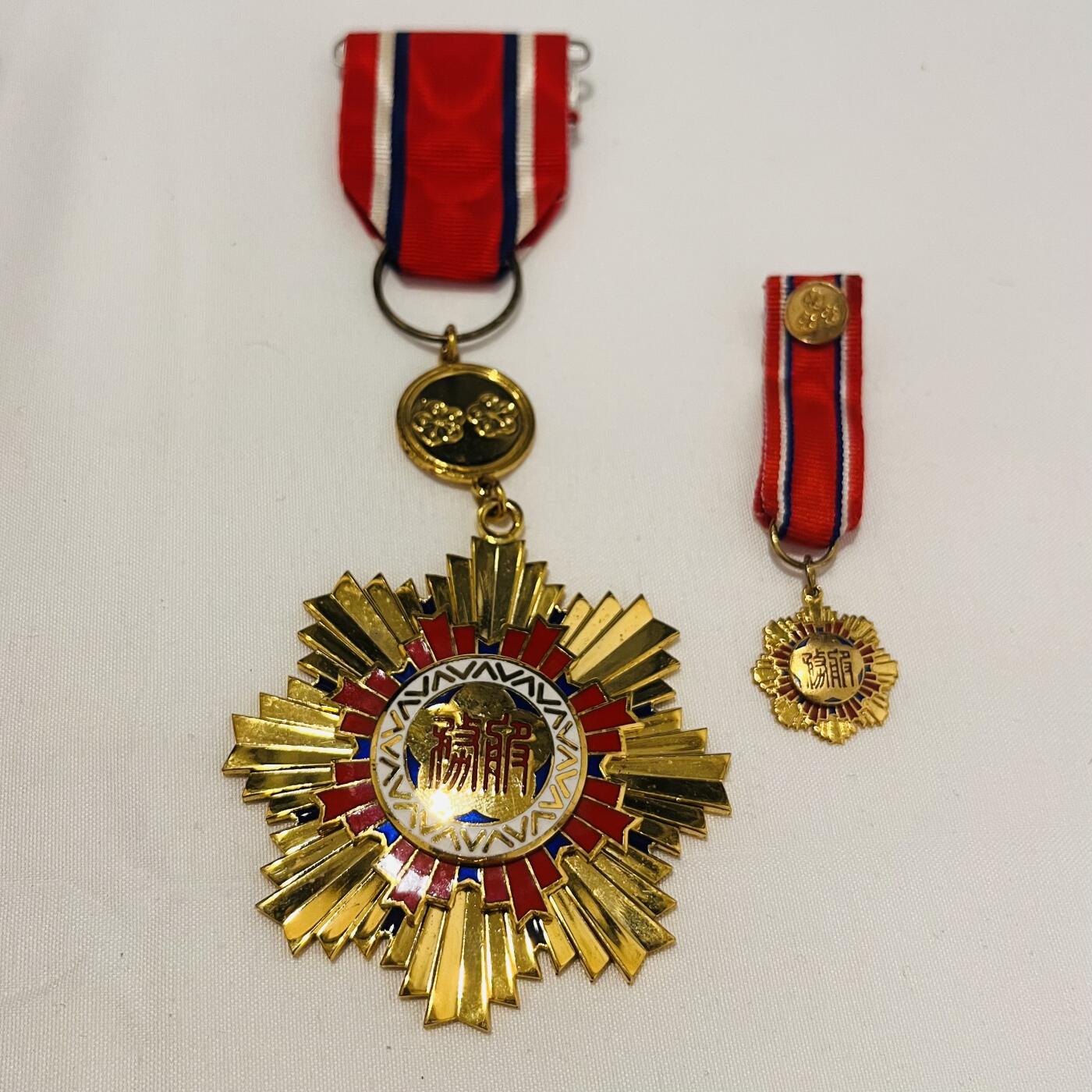 韵星假日拍卖第三十八期 -- Rimey Holidays Auction 38 二等服务奖章，带原盒与略章一套，担任公职二十年获得