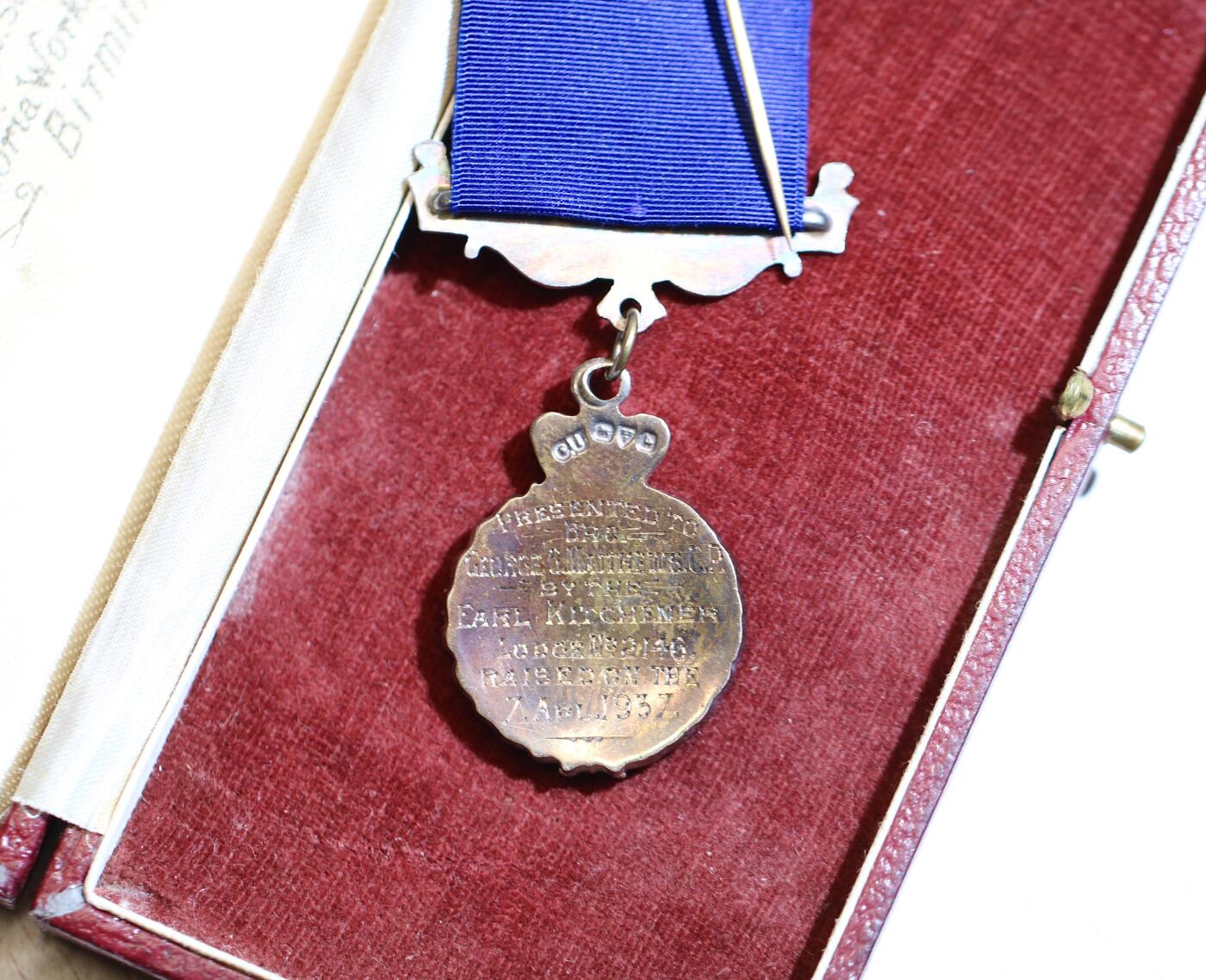 大猫徽章拍卖 第287期 英国共济会1937年银质奖章，原盒装，33克，925银镶珐琅，一位英国爵士背面可查