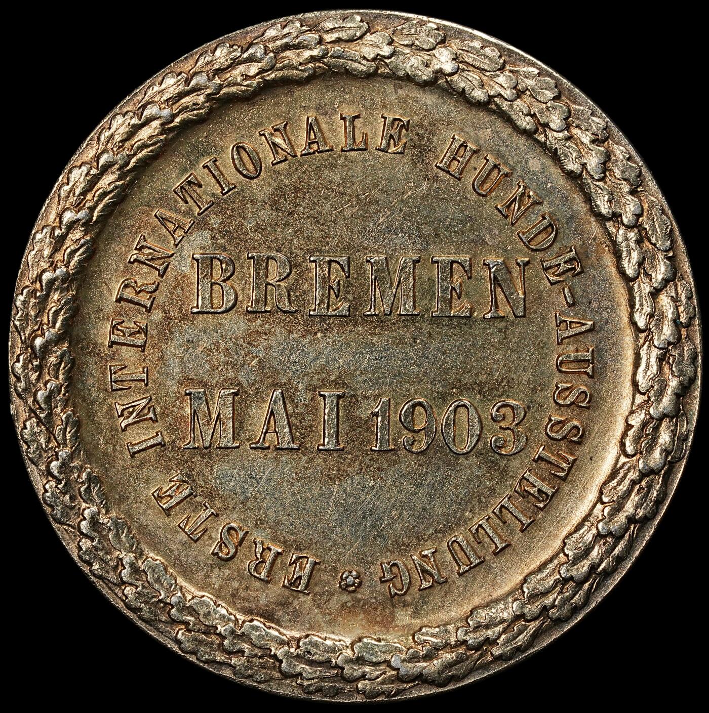 修遠堂世界钱币第102期 1903 年德国不来梅犬业协会“第一届国际犬展”纪念鎏金银章，边缘局部略有打磨和磕碰，33.20mm，16.16g