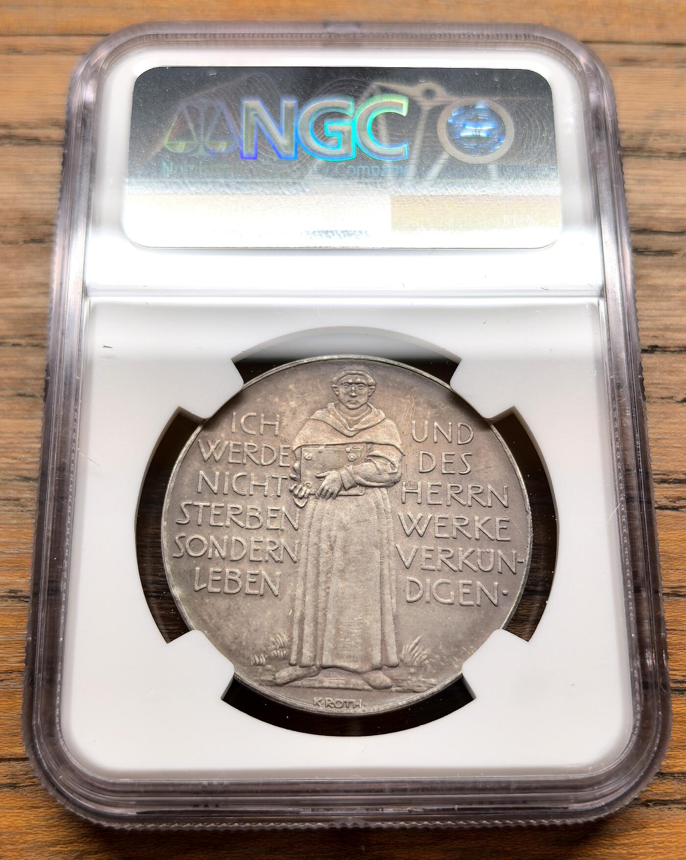 凡希社世界钱币微拍第三百十九期 1930年魏玛德国奥格斯堡信纲发表400周年纪念银章NGC-MS63，雕刻师K. Roth的作品以细腻的人物刻画著称，这枚章牌的浮雕层次分明，人物神态生动，体现了当时德国币章的精湛工艺。