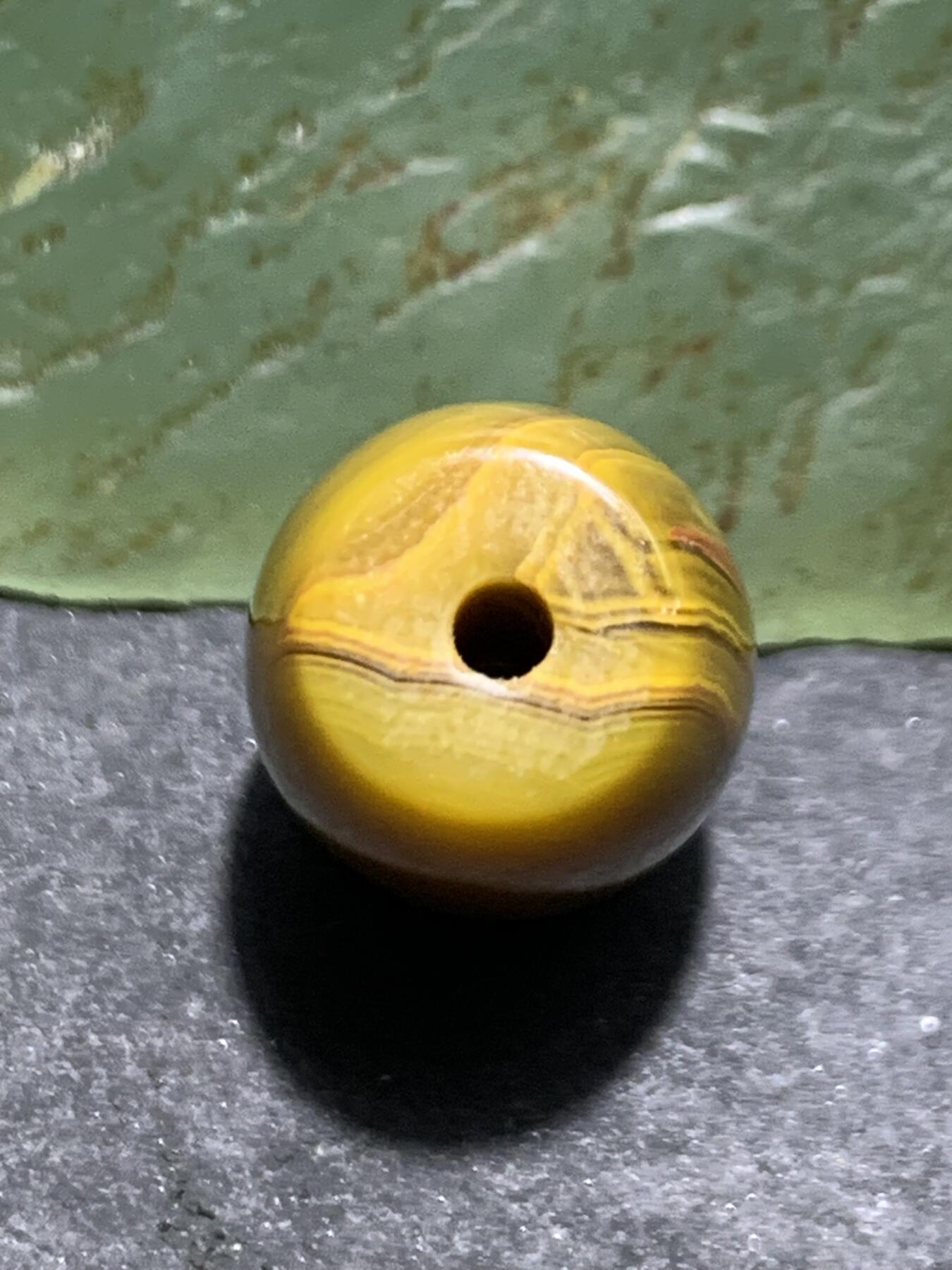 精美鸡油黄拉丝料战国红玛瑙桶珠一颗