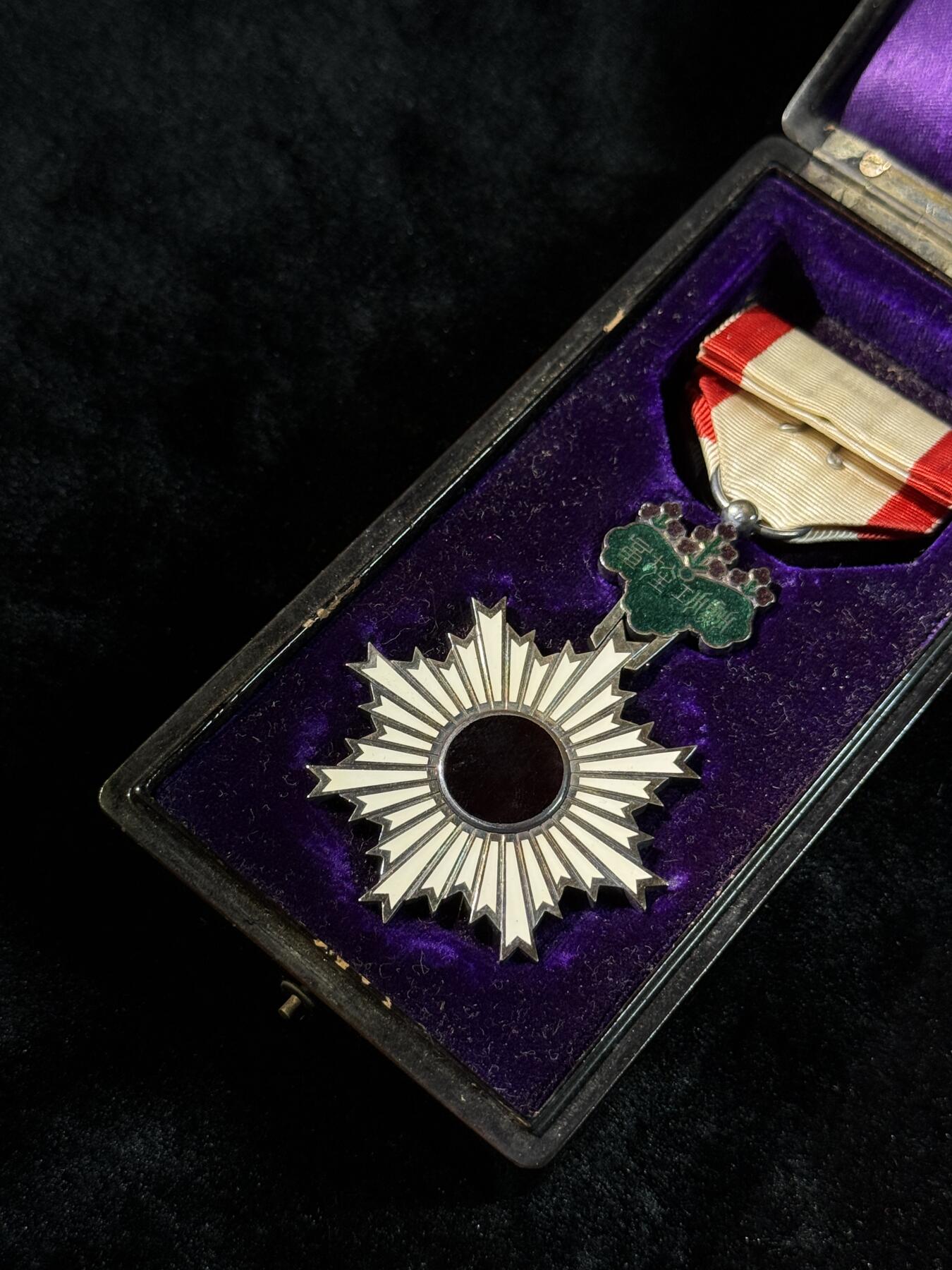 戎马世界章牌大赏第110期 日本勋六等旭日章，银制，盒子盒扣缺失，上挂缺少挂钩