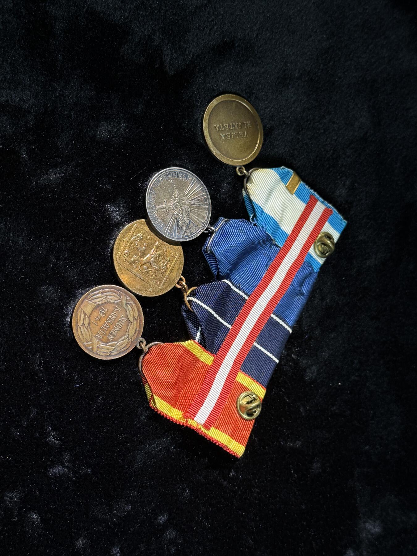 戎马世界章牌大赏第110期 芬兰 继续战争联排 二级继续战争自由奖章 继续战争纪念奖章 一级带金十字白玫瑰奖章(银制） 老兵奖章带25周年勋条