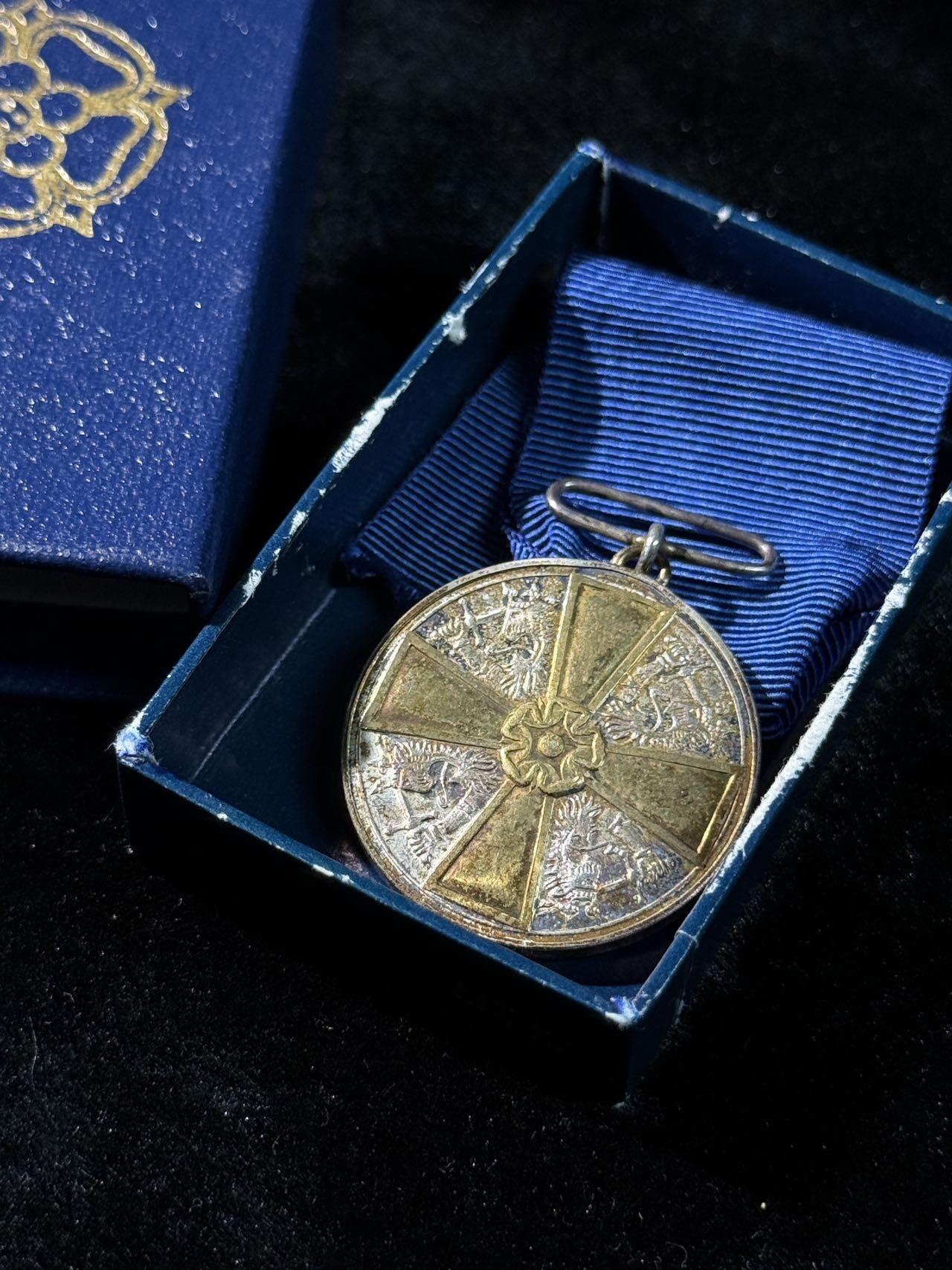 戎马世界章牌大赏第110期 芬兰金十字白玫瑰奖章，银制，带盒，14g左右