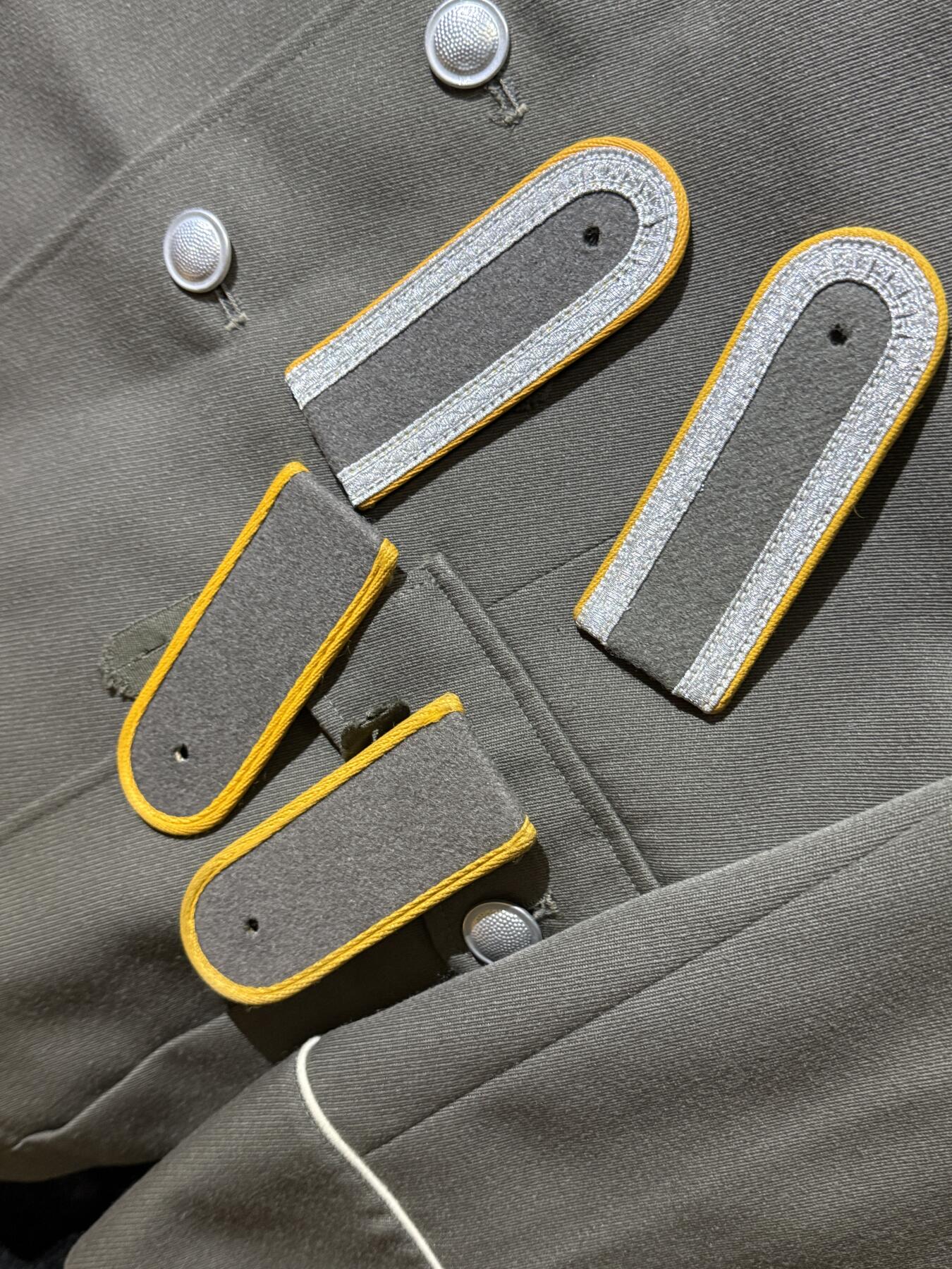 戎马世界章牌大赏第110期 东德军服，附带从士兵到尉官的肩章