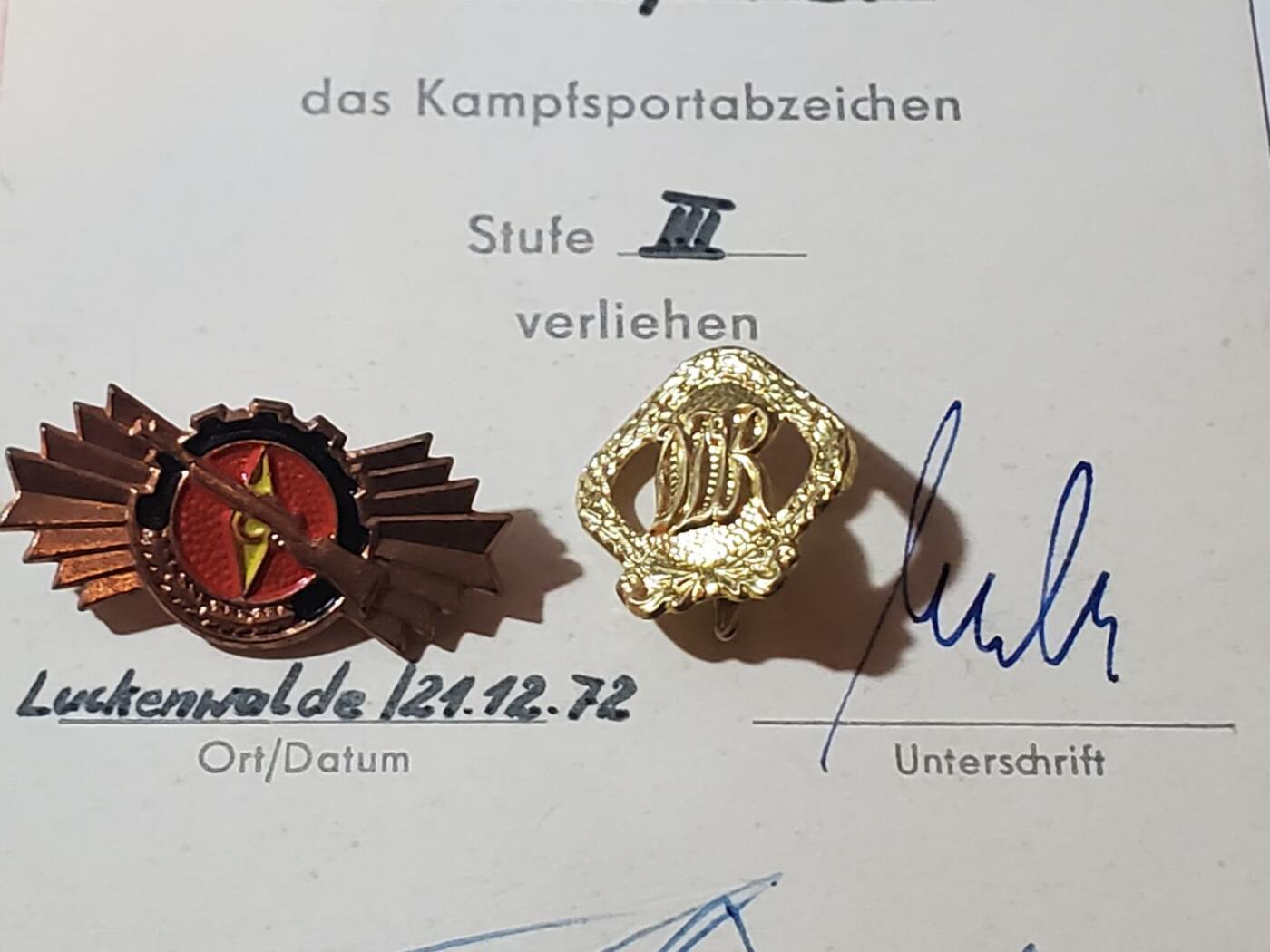 韵星假日拍卖第三十八期 -- Rimey Holidays Auction 38 民主德国三级体能证章证书+一级体能证章+三级射击证章 证书实发主管亲签