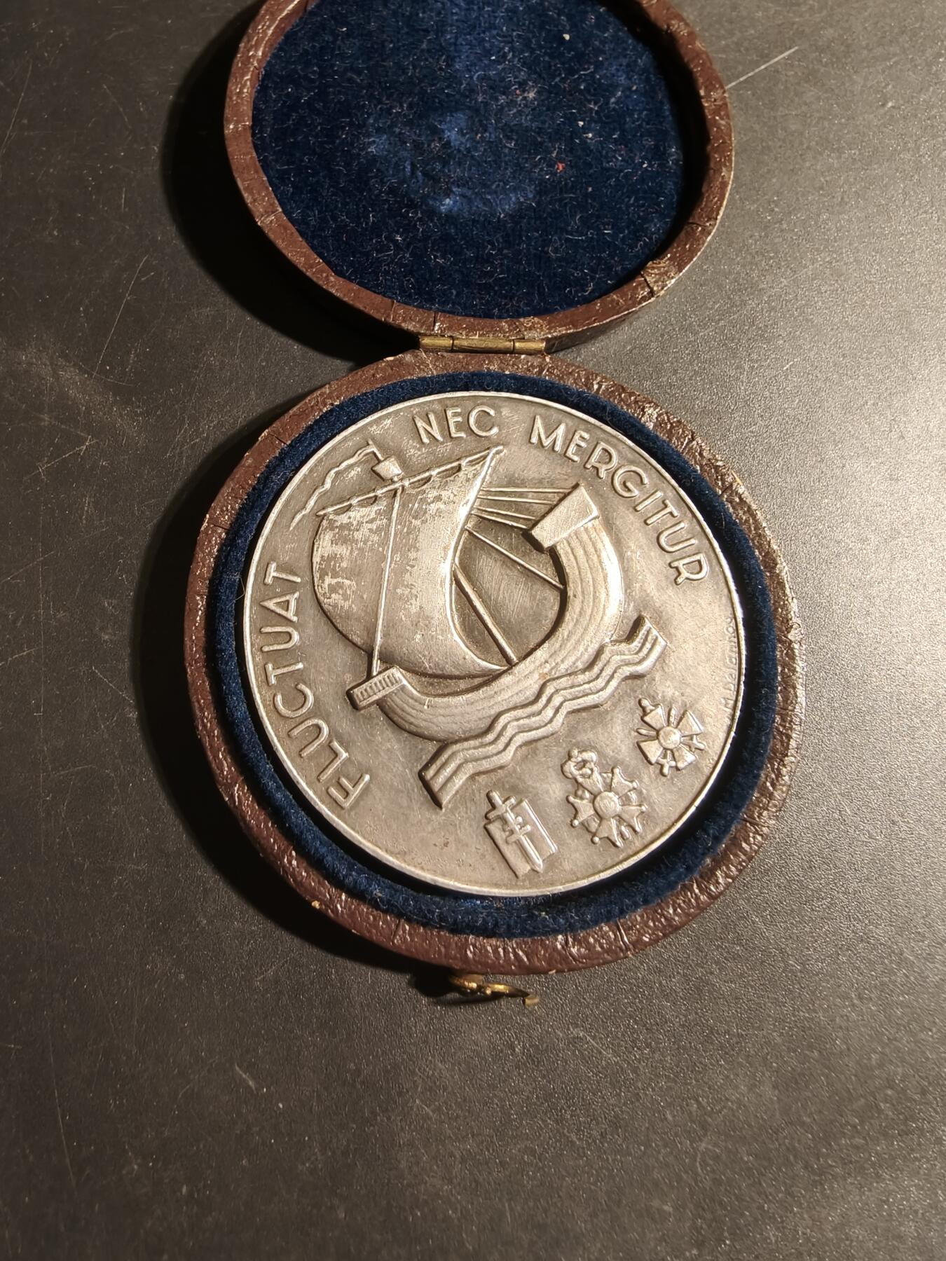 老王徽章第179期 法国巴黎市大银章      原盒    950银    1967年实授    直径50mm    重量61.5g