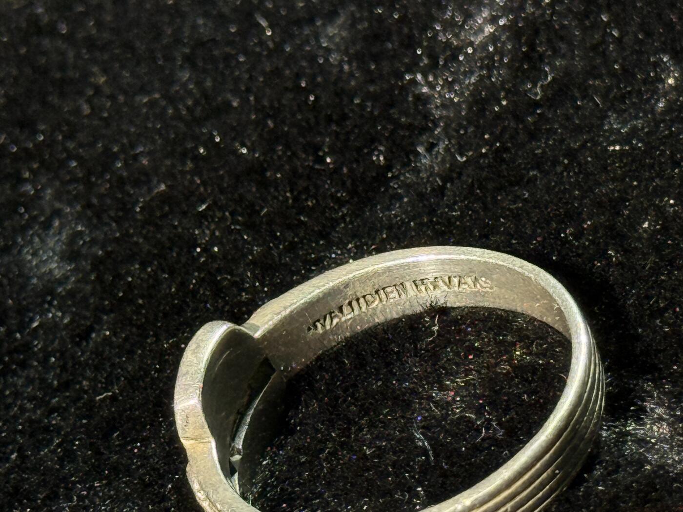 戎马世界章牌大赏第110期 芬兰 冬季战争战伤纪念戒指 1940年份标银标 带铭文“为伤兵的利益’少见 品相很不错