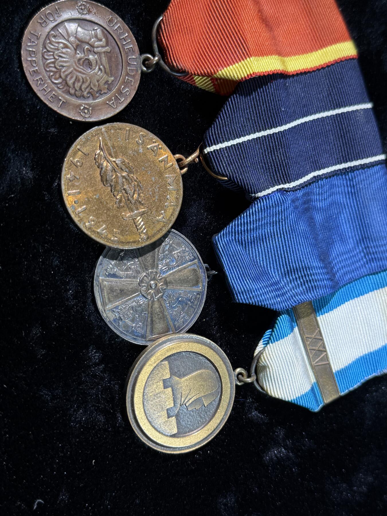 戎马世界章牌大赏第110期 芬兰 继续战争联排 二级继续战争自由奖章 继续战争纪念奖章 一级带金十字白玫瑰奖章(银制） 老兵奖章带25周年勋条