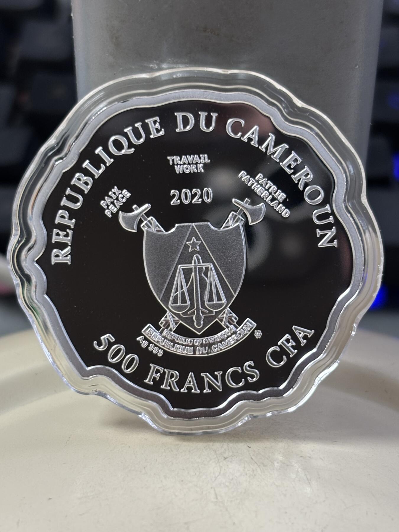 第189期拍卖 喀麦隆2020年送子鸟新生婴儿多边形彩色纪念银币，999银，16.81克，发行999枚，有起泡