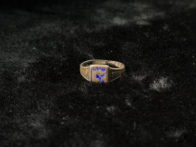 戎马世界章牌大赏第110期 - 芬兰 学校毕业戒指 银制珐琅带标 内侧带铭文，珐琅有磕碰