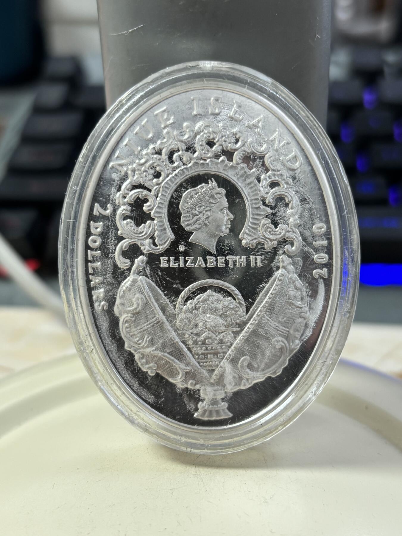 第189期拍卖 纽埃2010年俄罗斯皇家彩蛋加冕镶嵌水晶椭圆56.56克银币，925银，发行5000枚，塑料盒有瑕疵