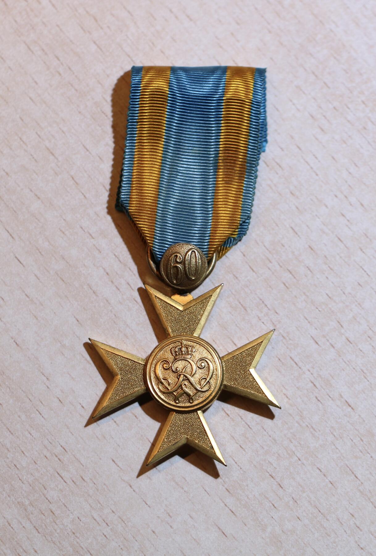 大猫徽章拍卖 第287期 普鲁士金级军事功绩十字勋章。一战版铜镀金版本，多部分结构，挂环上有后焊的“60周年”纪念勋饰，系于绶带上。品相：I-II