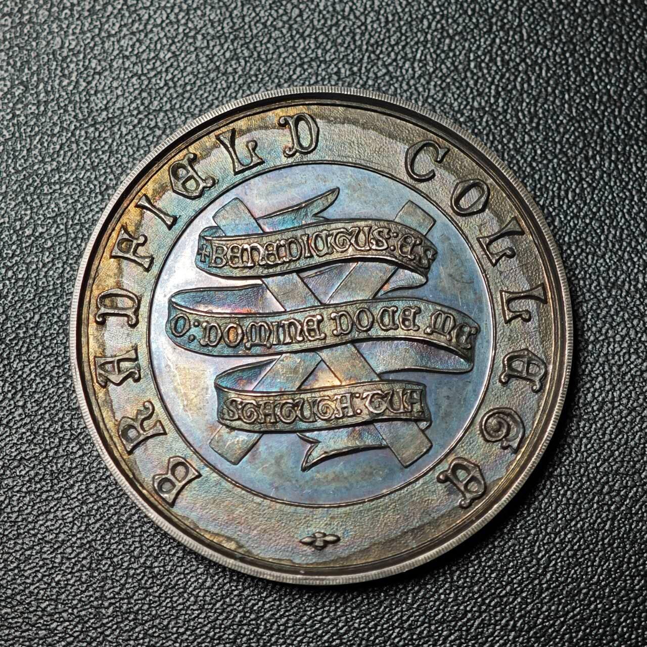 金瓯小拍第三期 古今币章 银价专场 英国布拉德菲尔德大学银章 重25.8克直径38.7mm 浓郁包浆黑中透金