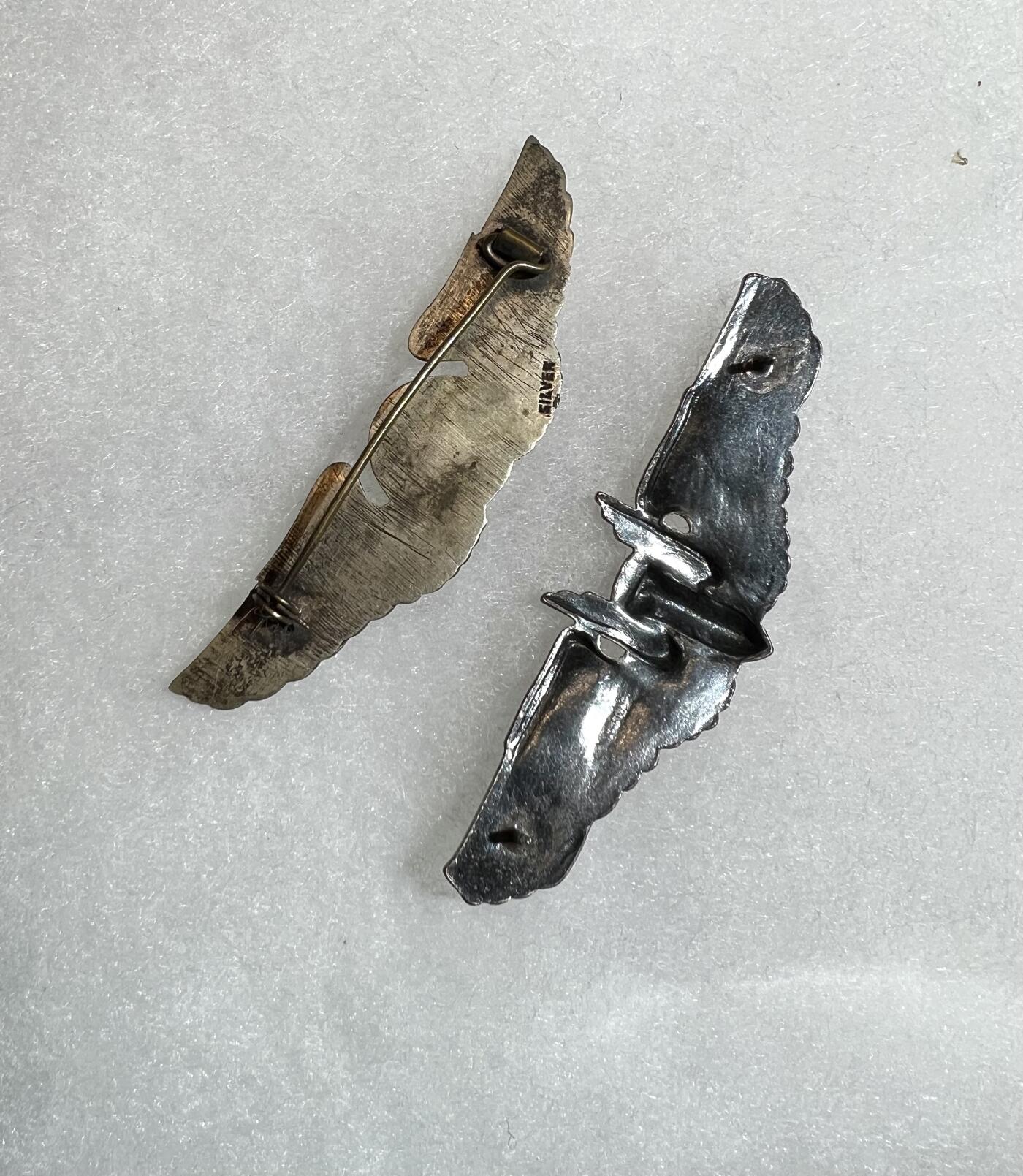 大猫徽章拍卖 第287期 飞虎队轰炸机飞行员大套，属于Glenn F. Murry，包含杰出飞行十字勋章（带刻名，有损，带事迹）、空军奖章、血符、中缅印臂章（金属丝编制）、轰炸和陆军飞行技能章、狗牌等等，附带打印得主资料。