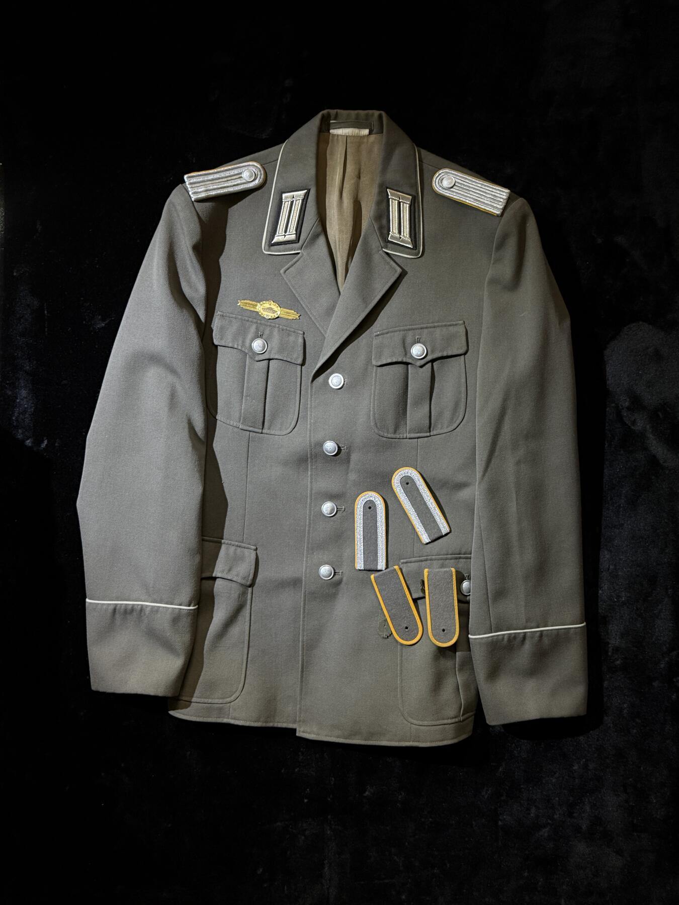 戎马世界章牌大赏第110期 东德军服，附带从士兵到尉官的肩章