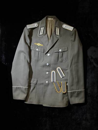 戎马世界章牌大赏第110期 - 东德军服，附带从士兵到尉官的肩章