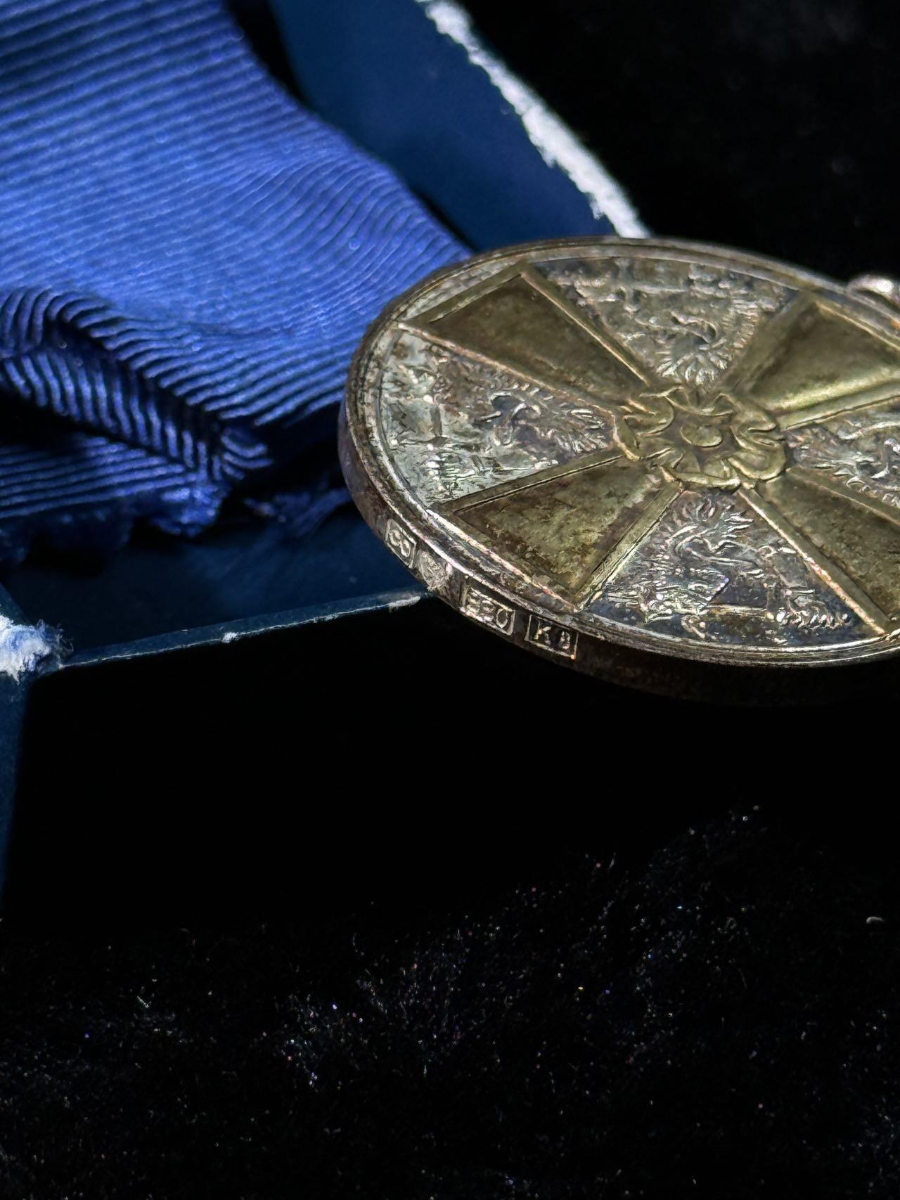 戎马世界章牌大赏第110期 芬兰金十字白玫瑰奖章，银制，带盒，14g左右