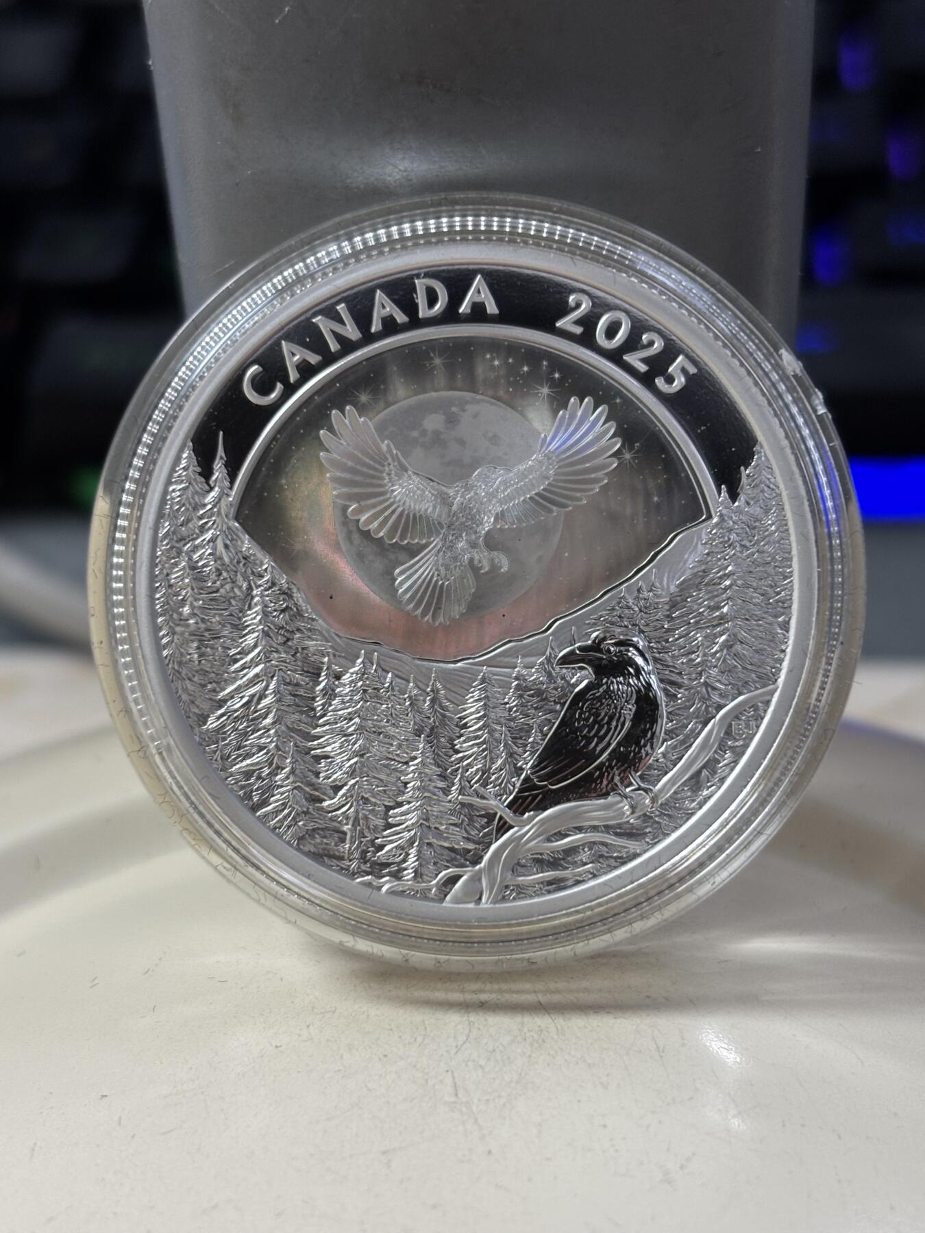 第189期拍卖 加拿大2025年月空下的乌鸦1盎司全息幻彩精制纪念银币，999银，发行7500枚