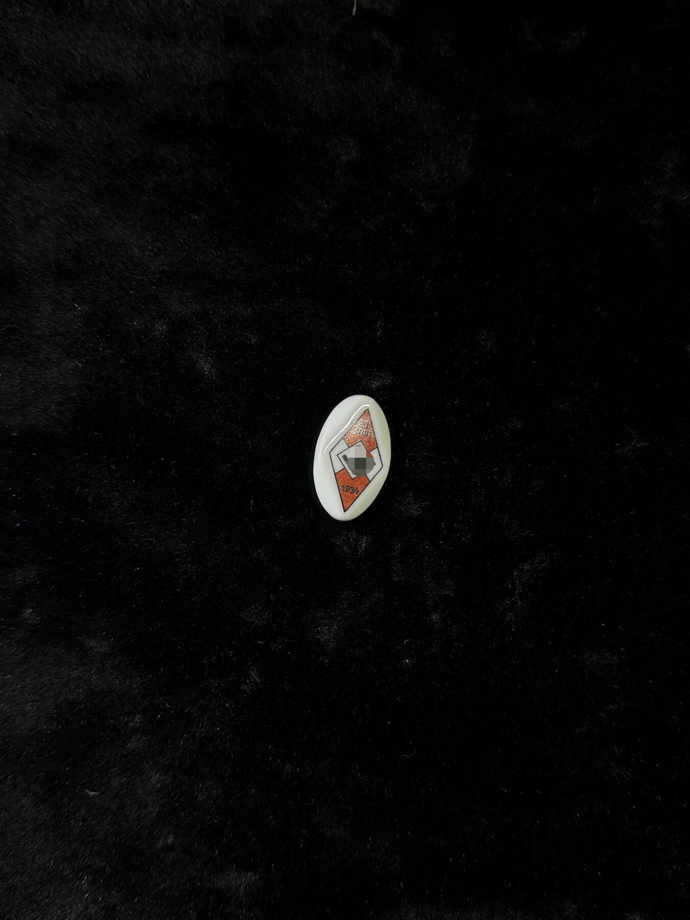 戎马世界章牌大赏第110期 铭记历史！珍爱和平！德国二战洗头佬青年团hj徽章  陶瓷的，手感不错