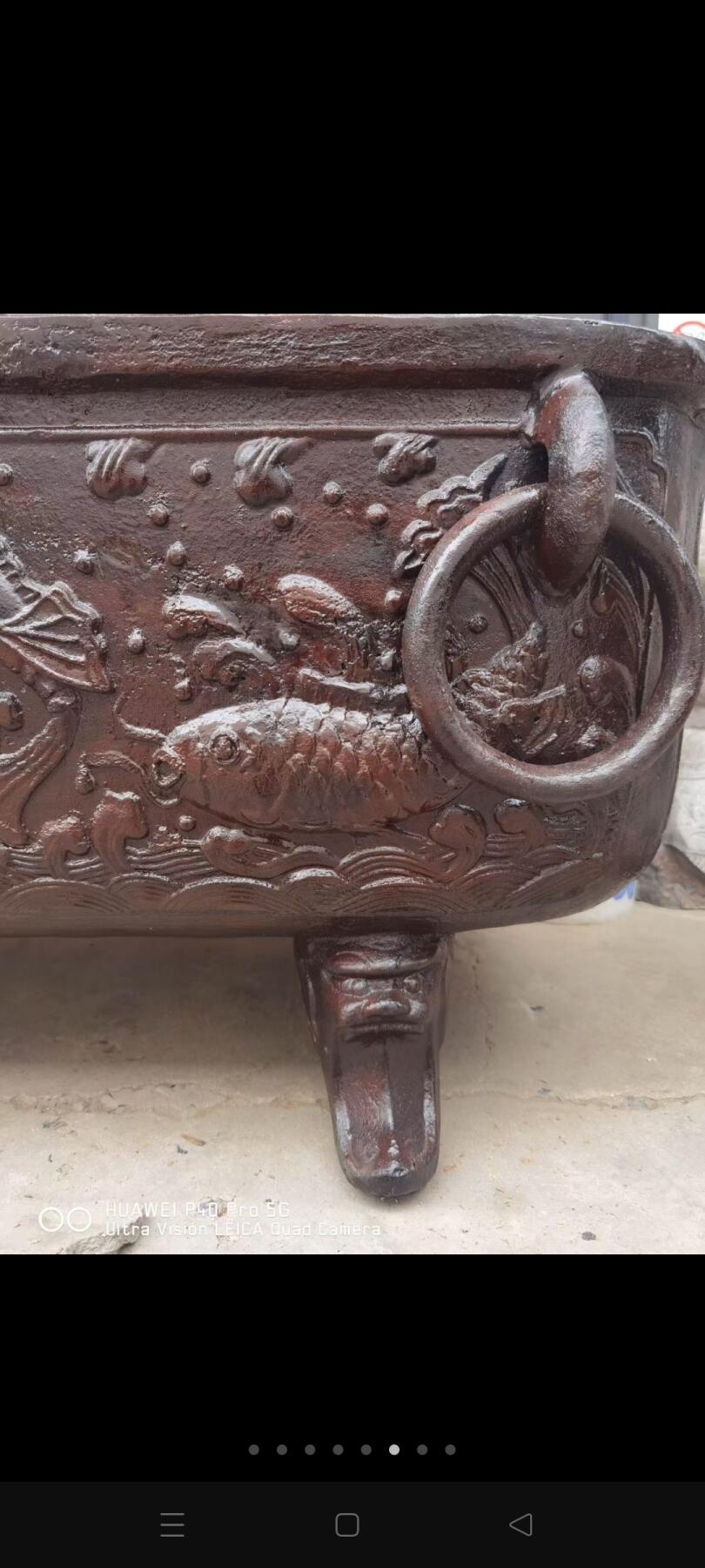 全品铸铁鱼龙变化盆老门海，高浮雕两面工一样，做工精堪，是庭院，四合院院中摆放，古代门海的寓意是带来财源和避祸。古人认为门前有海，如果里面储满水的话，就意味着钱到家。重700斤左右