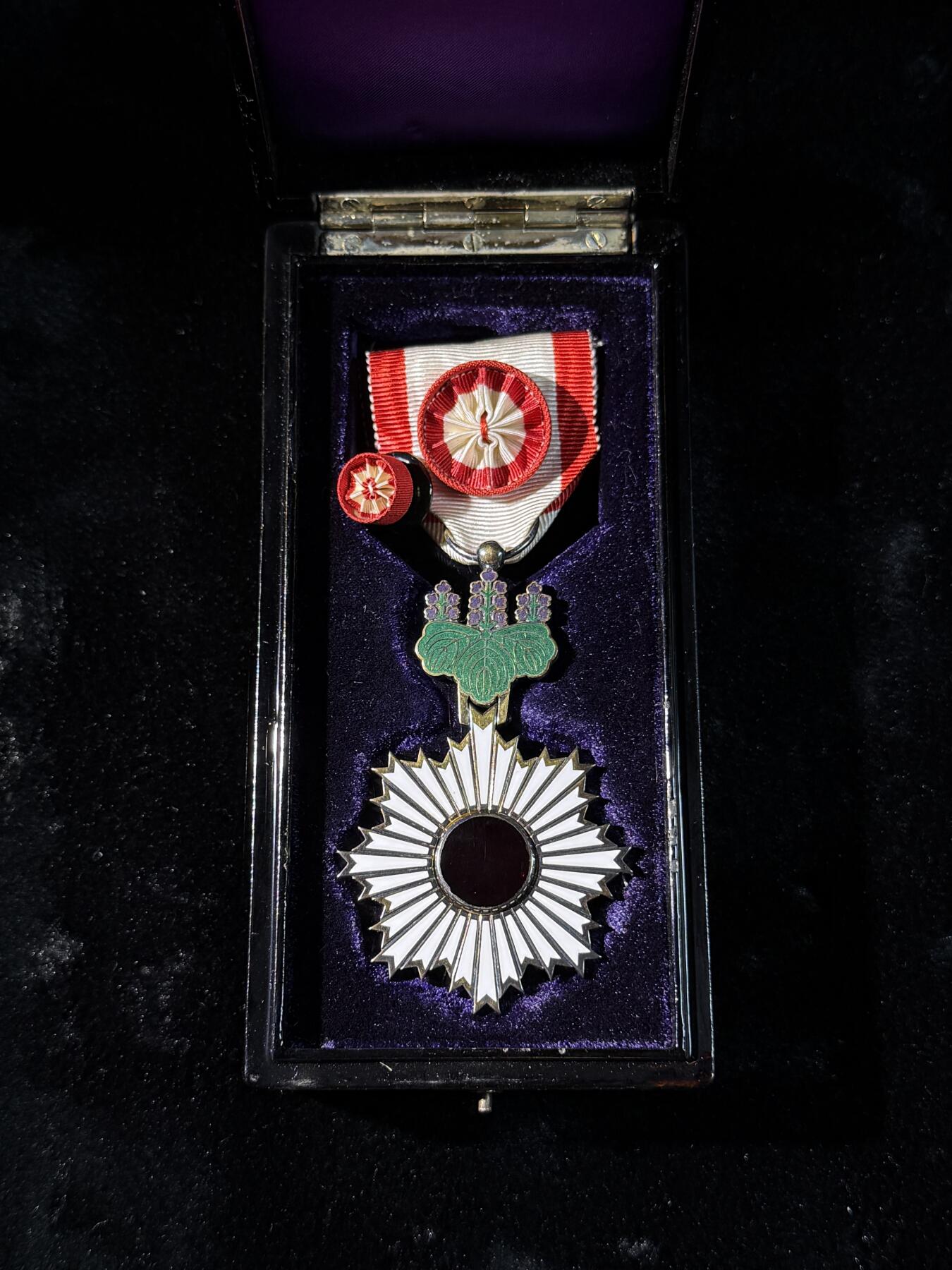 戎马世界章牌大赏第110期 日本勋四等旭日章，银制，盒子轻微瑕疵