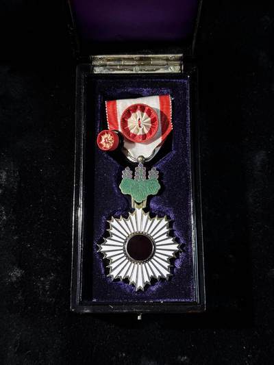 戎马世界章牌大赏第110期 - 日本勋四等旭日章，银制，盒子轻微瑕疵